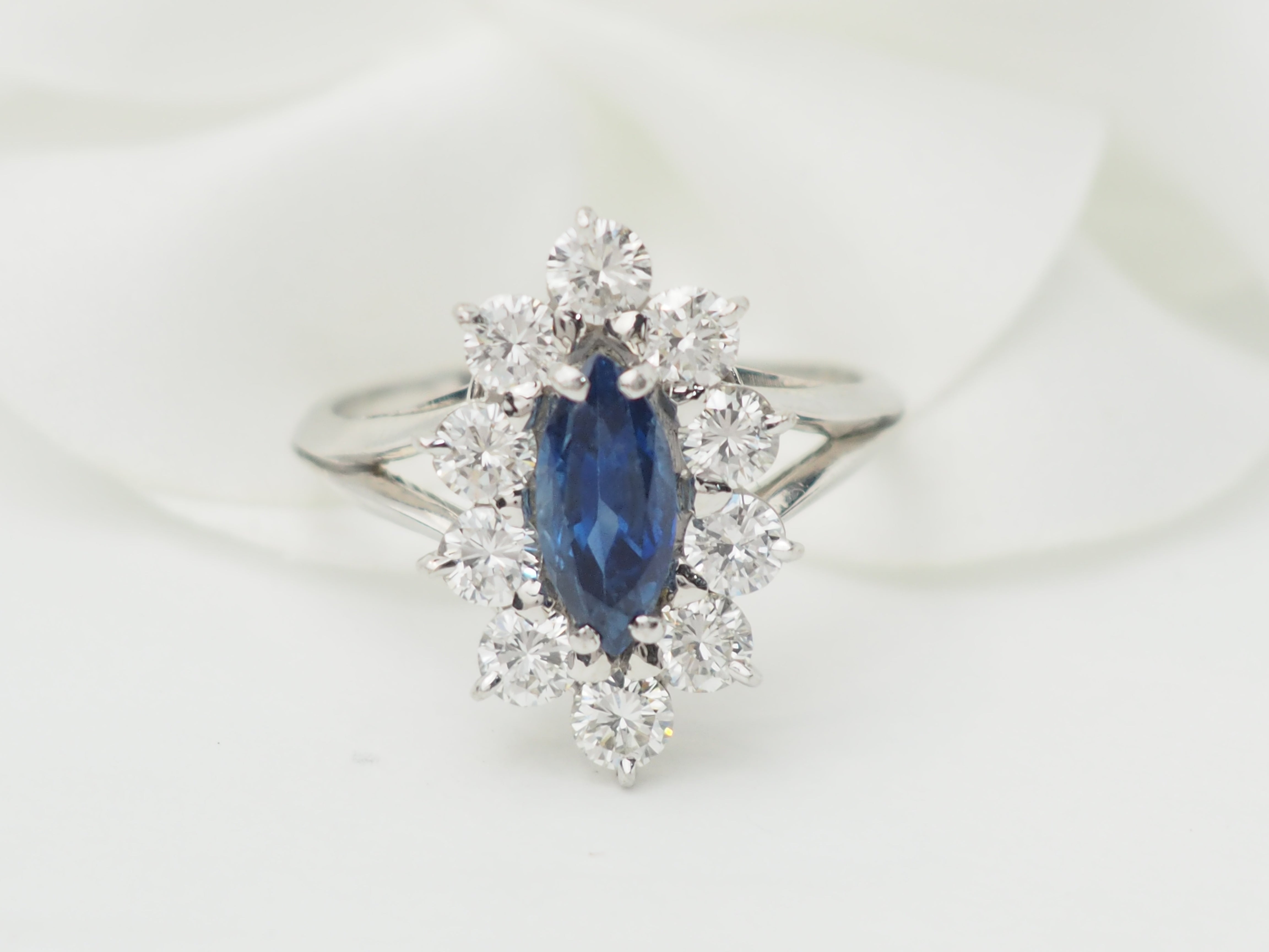 Bague marquise en or blanc, saphir et diamants