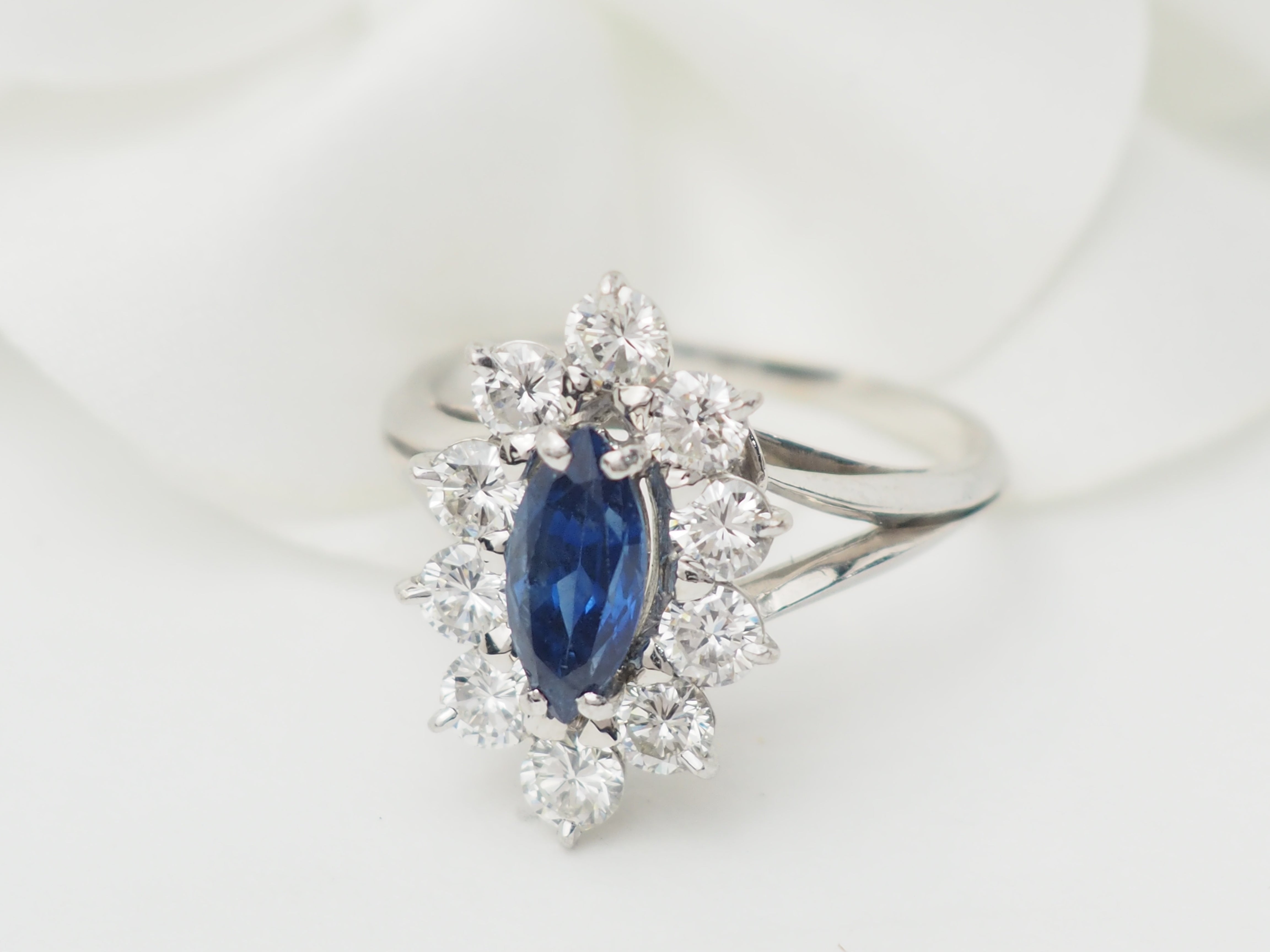 Bague marquise en or blanc, saphir et diamants