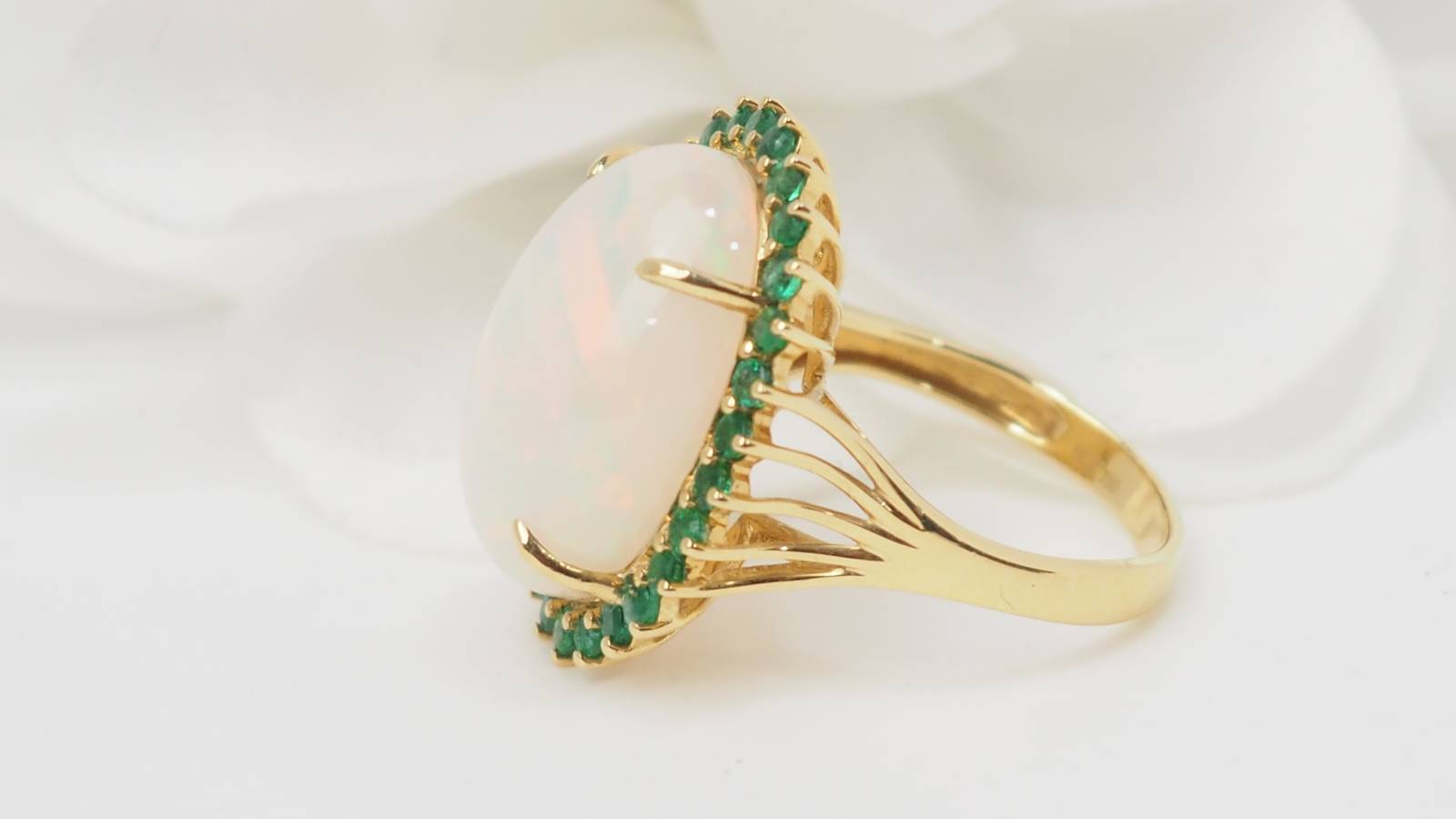 Bague ovale en or jaune, opale cabochon et émeraudes