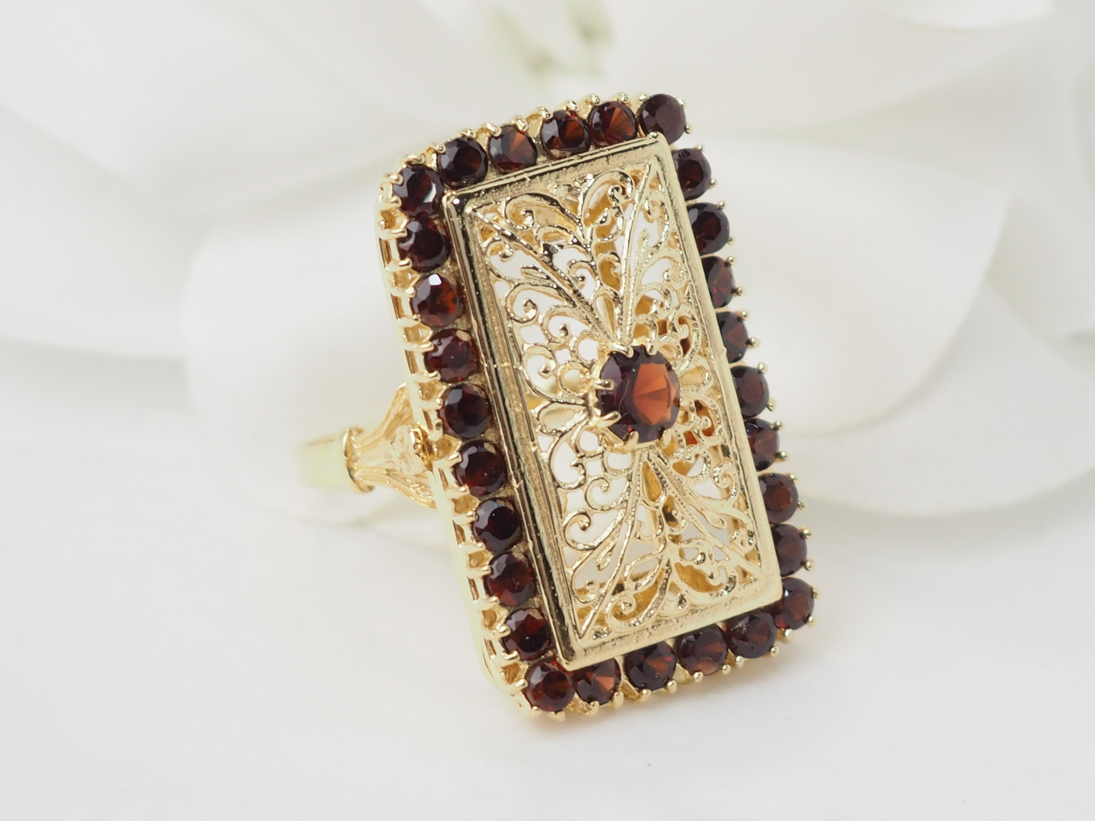 Bague vintage en or jaune et grenats