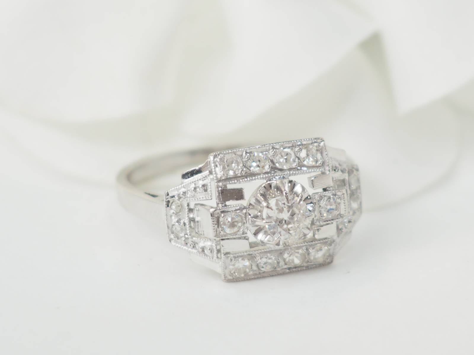 Bague Art Déco en platine et diamants