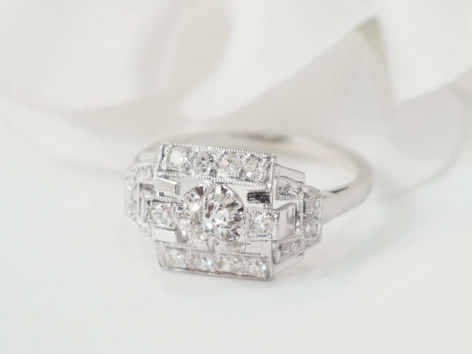 Bague Art Déco en platine et diamants