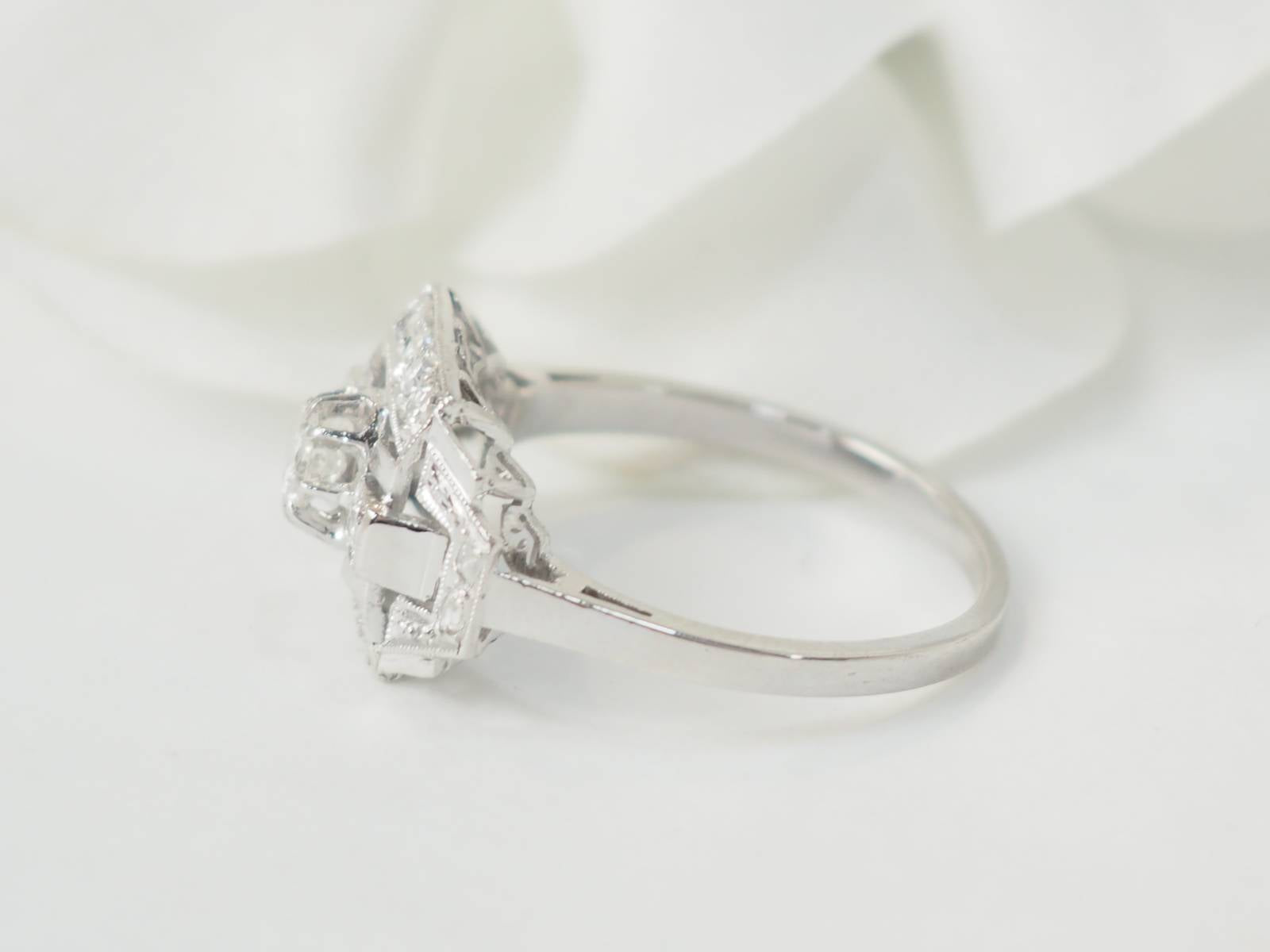 Bague Art Déco en platine et diamants