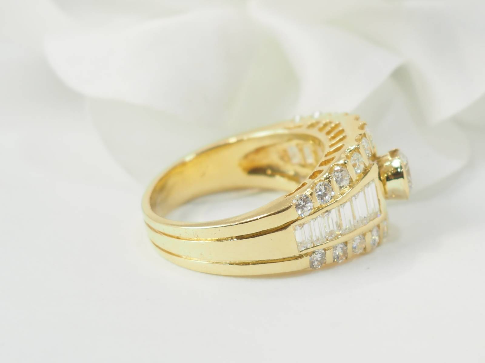 Collier Dinh Van, "Surimpression, or blanc.