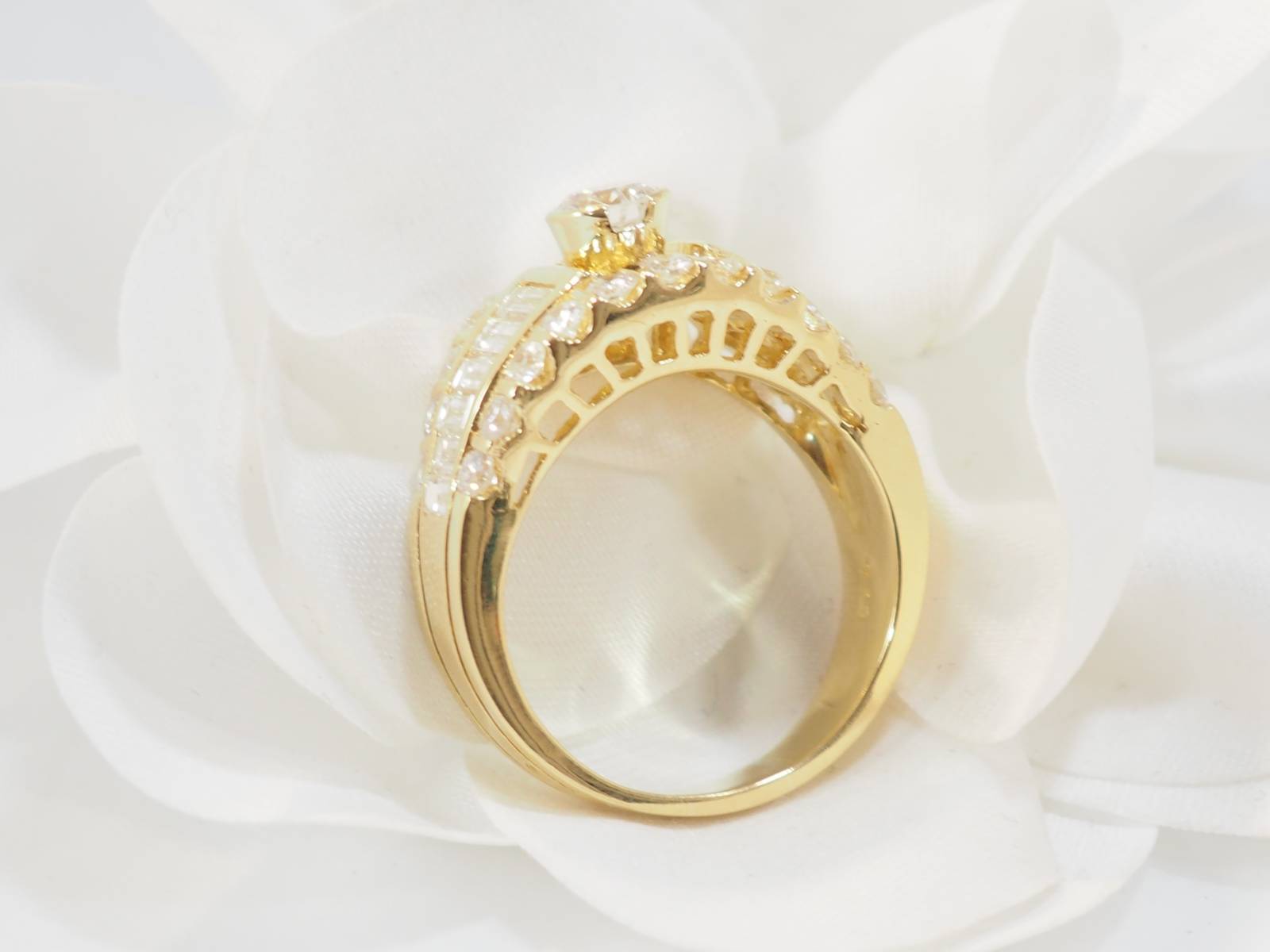 Collier Dinh Van, "Surimpression, or blanc.