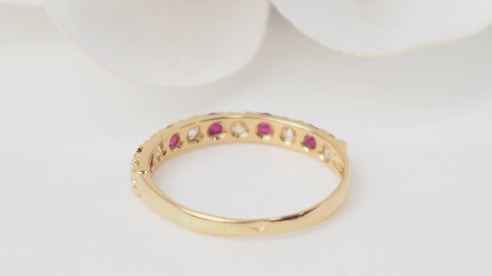 Demi alliance en or jaune, rubis et diamants