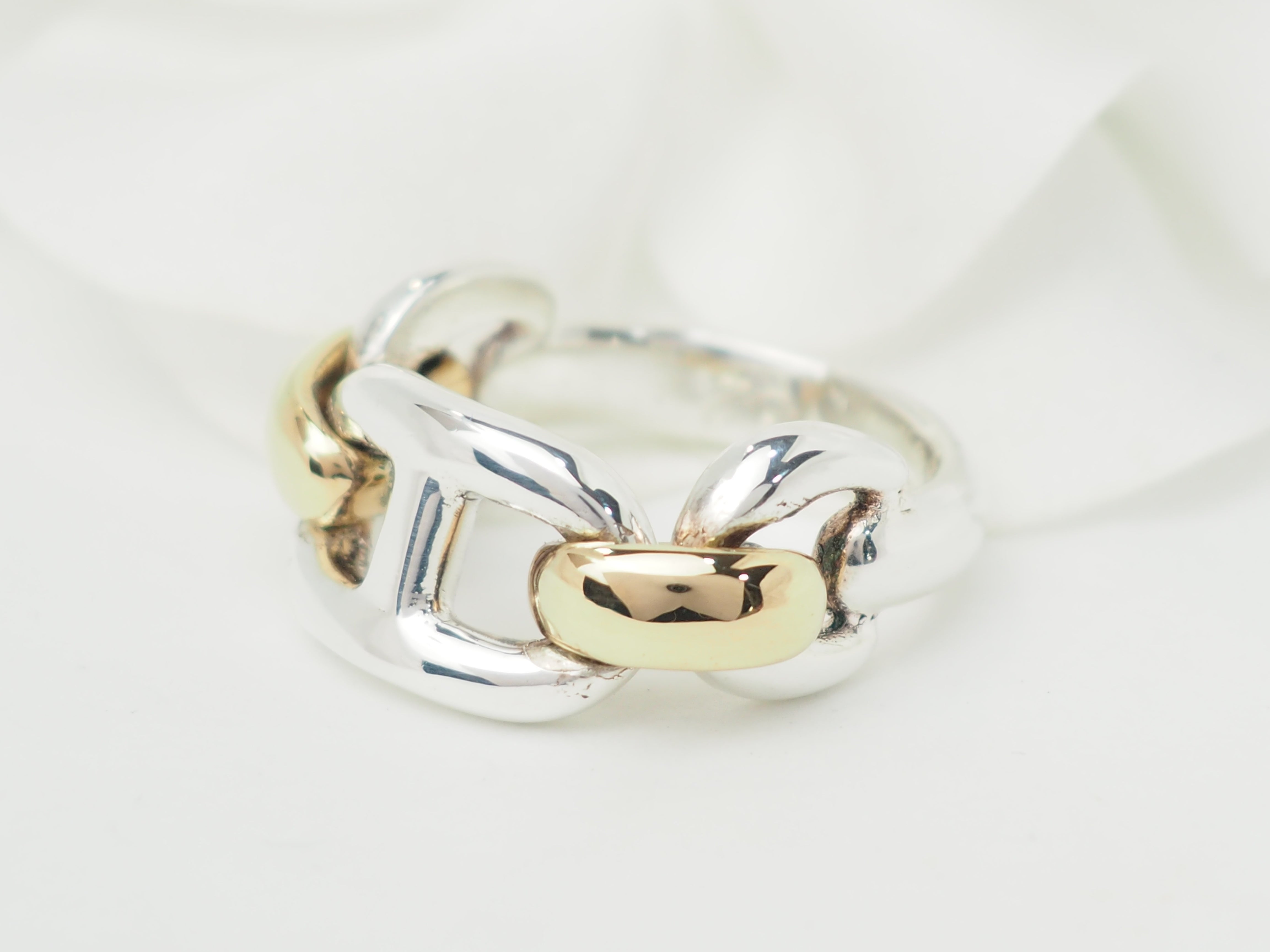 Alliance Boucheron "Quatre Radiant Edition" or blanc.