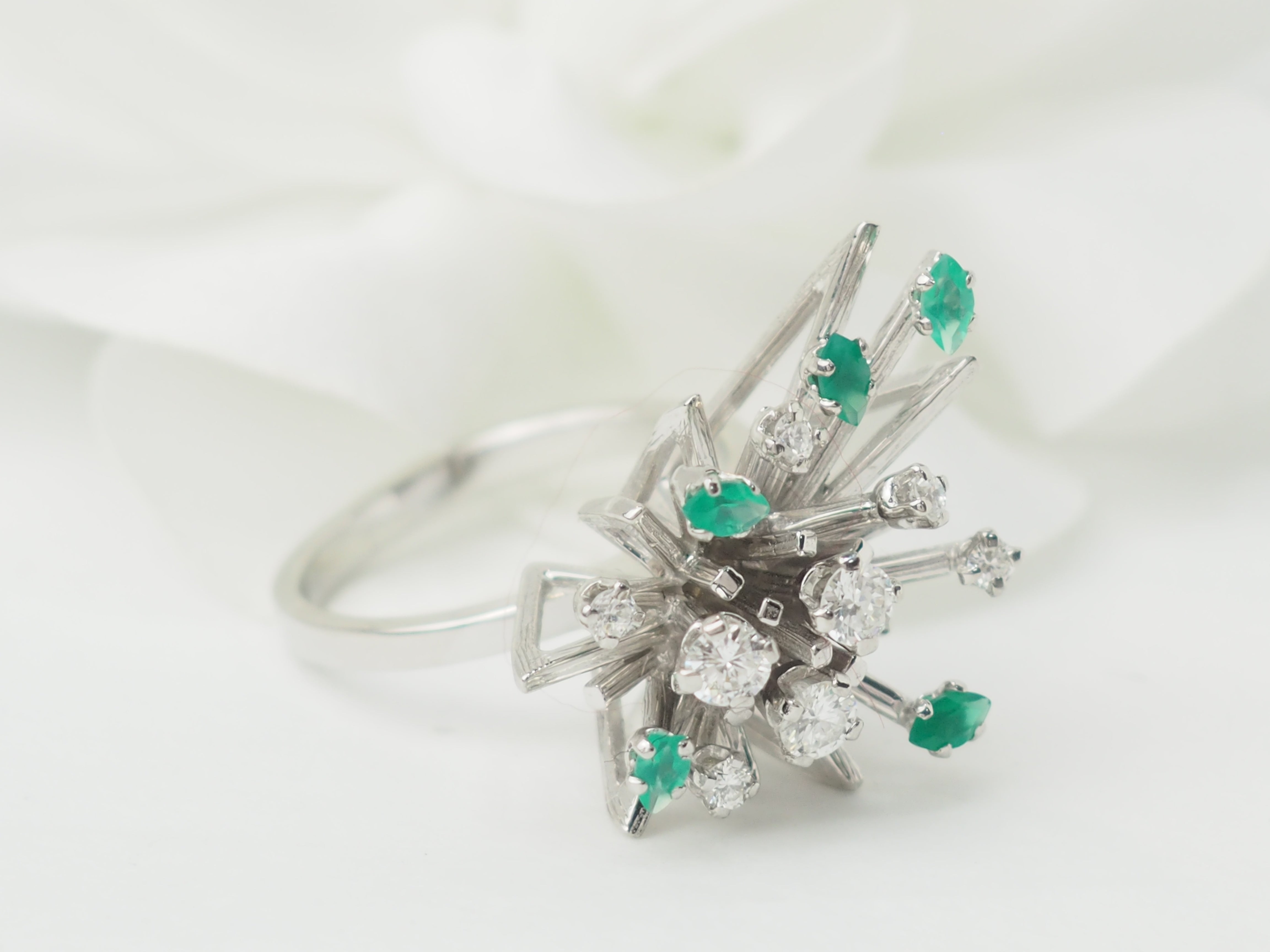 Bague en or blanc, émeraudes et diamants