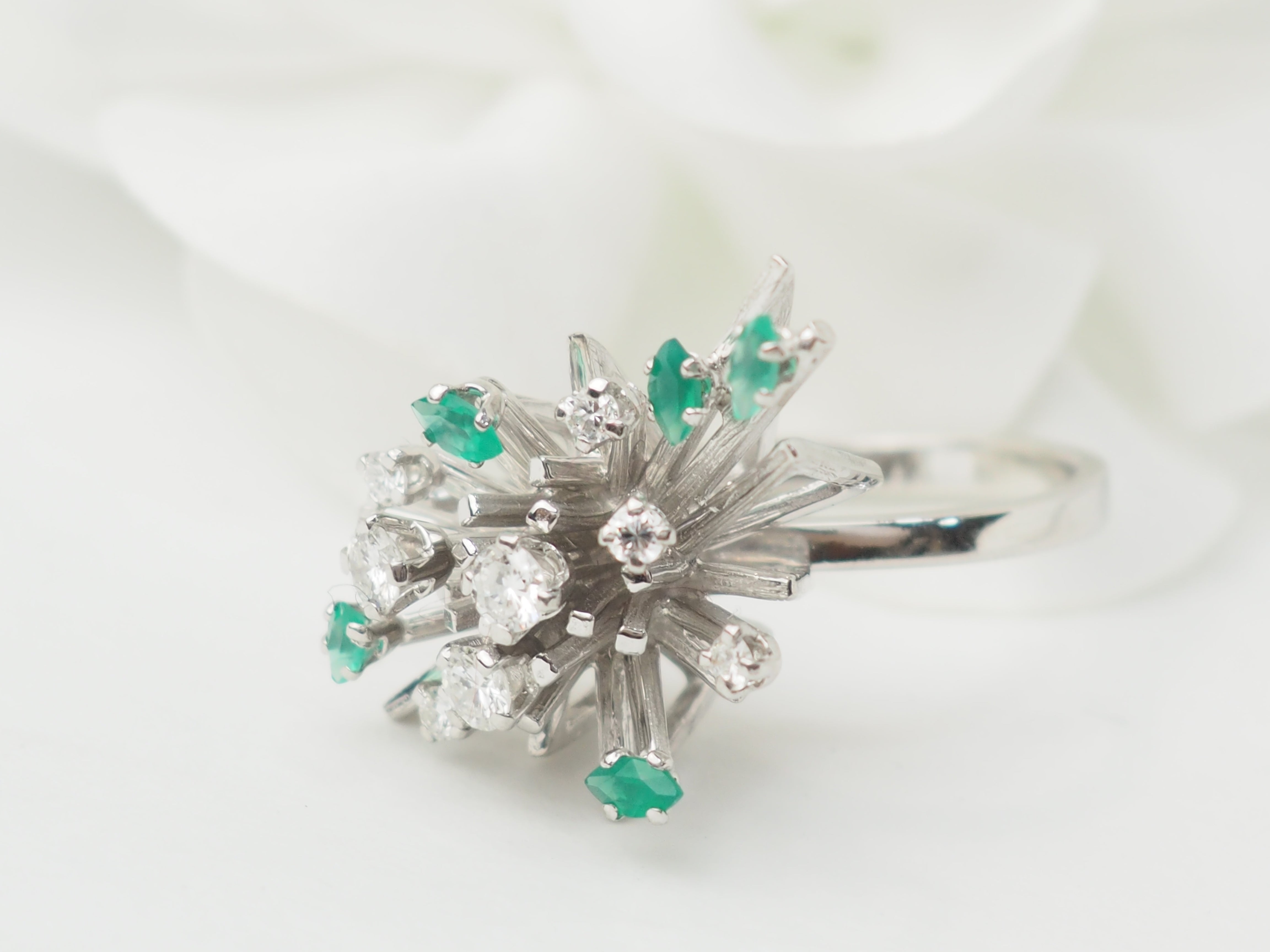 Bague en or blanc, émeraudes et diamants