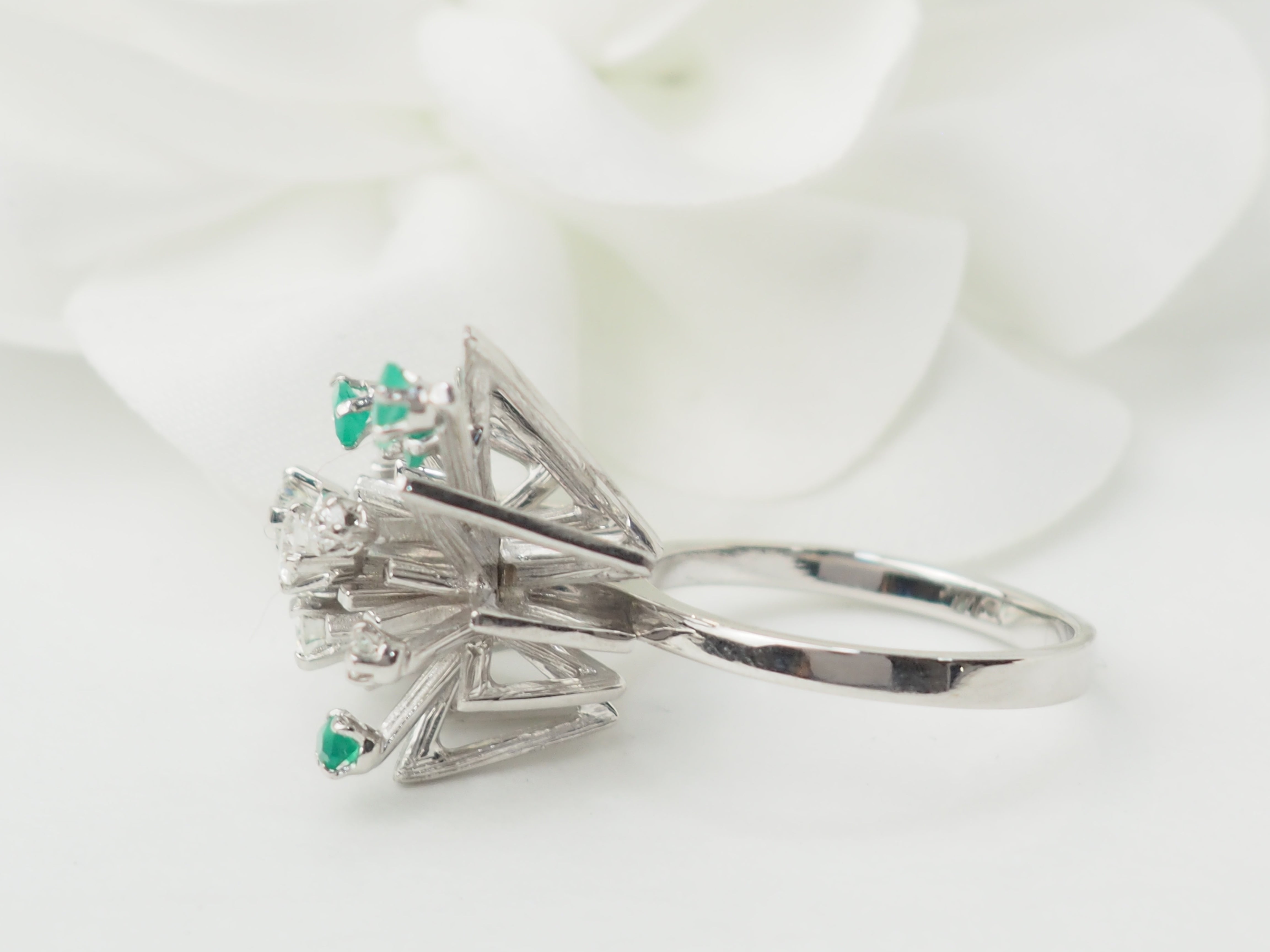 Bague en or blanc, émeraudes et diamants