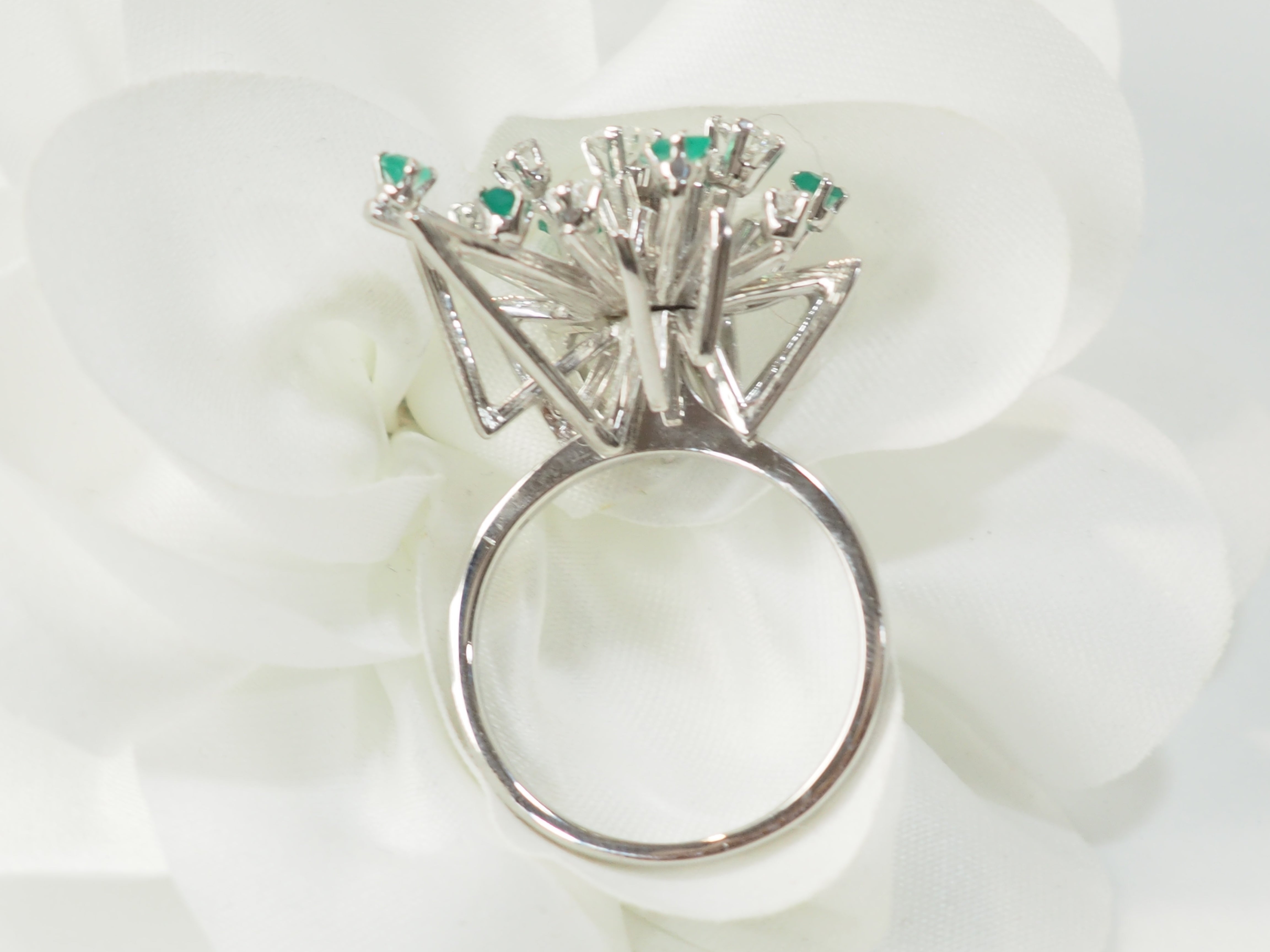 Bague en or blanc, émeraudes et diamants