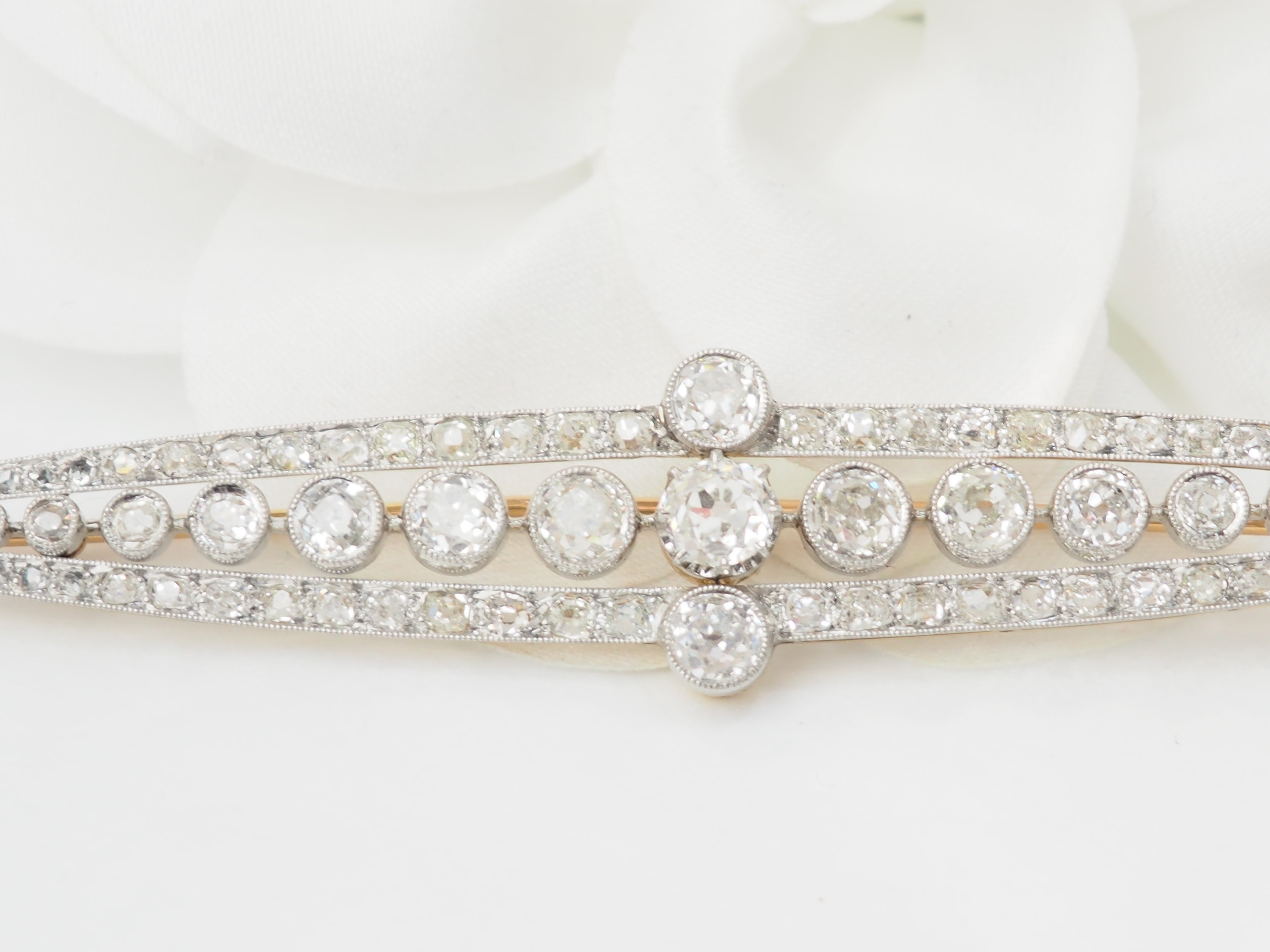 Importante broche Art Déco en or jaune platine et diamants