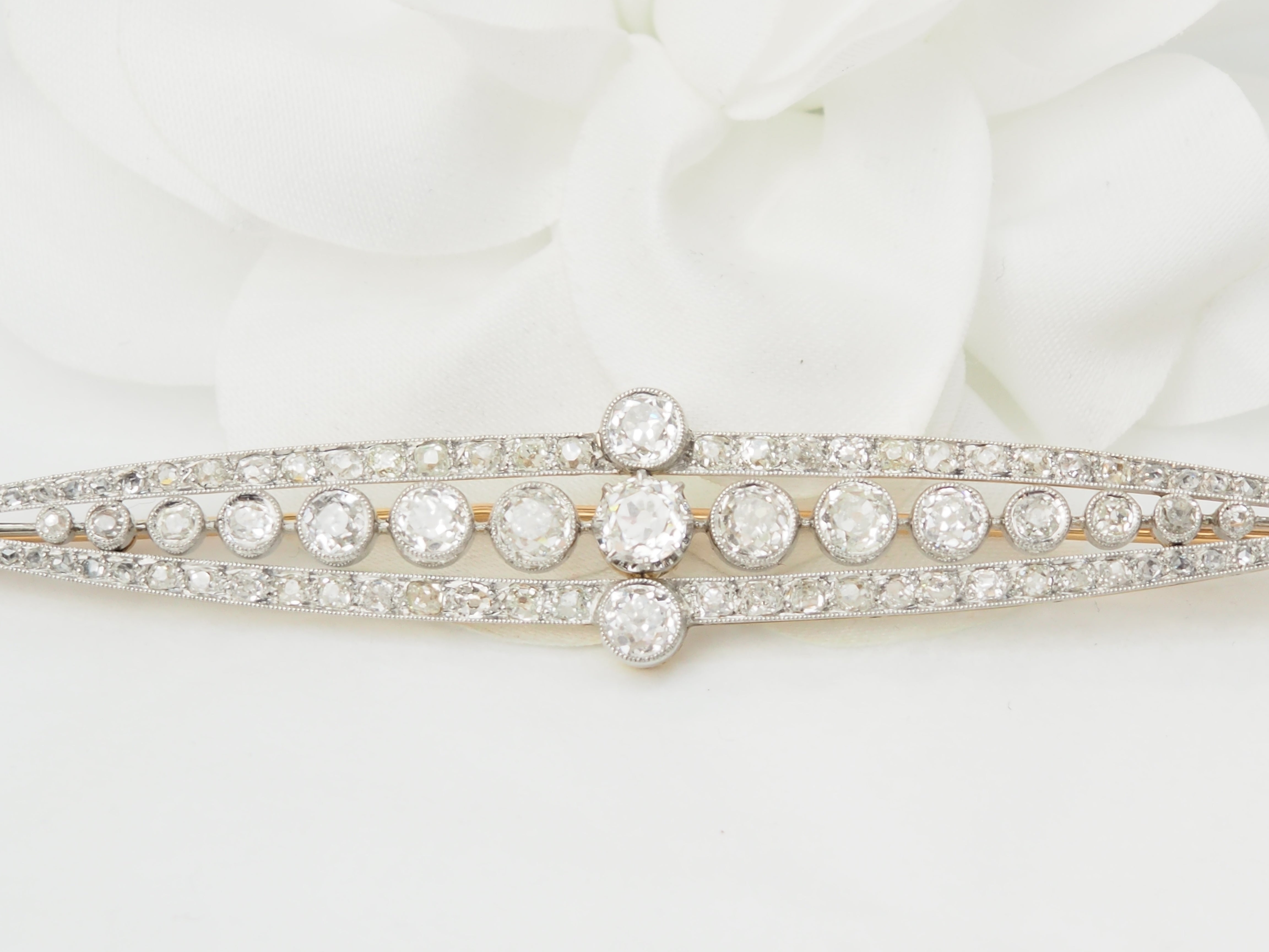 Importante broche Art Déco en or jaune platine et diamants