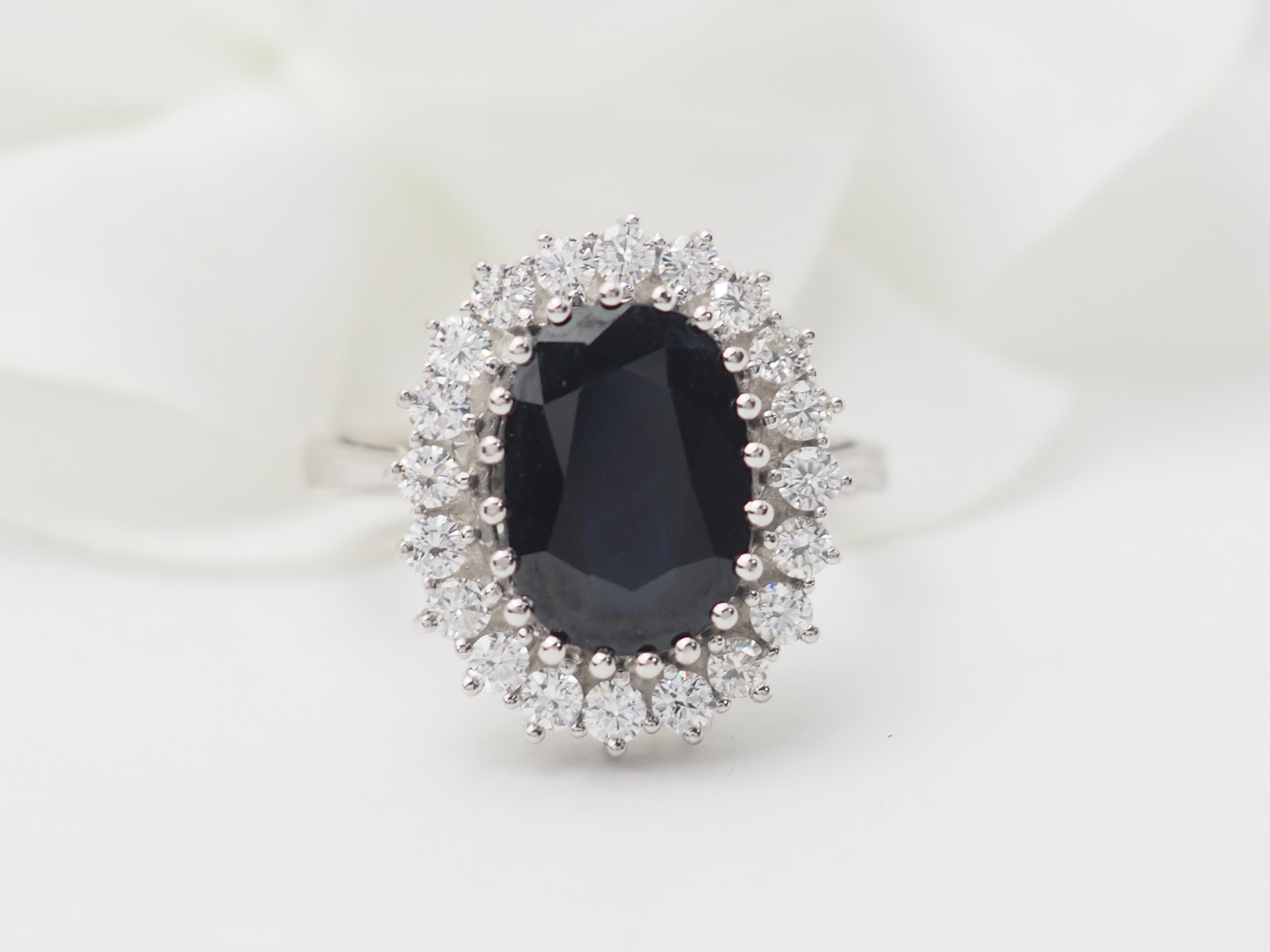 Bague entourage en or blanc, saphir ovale et diamants