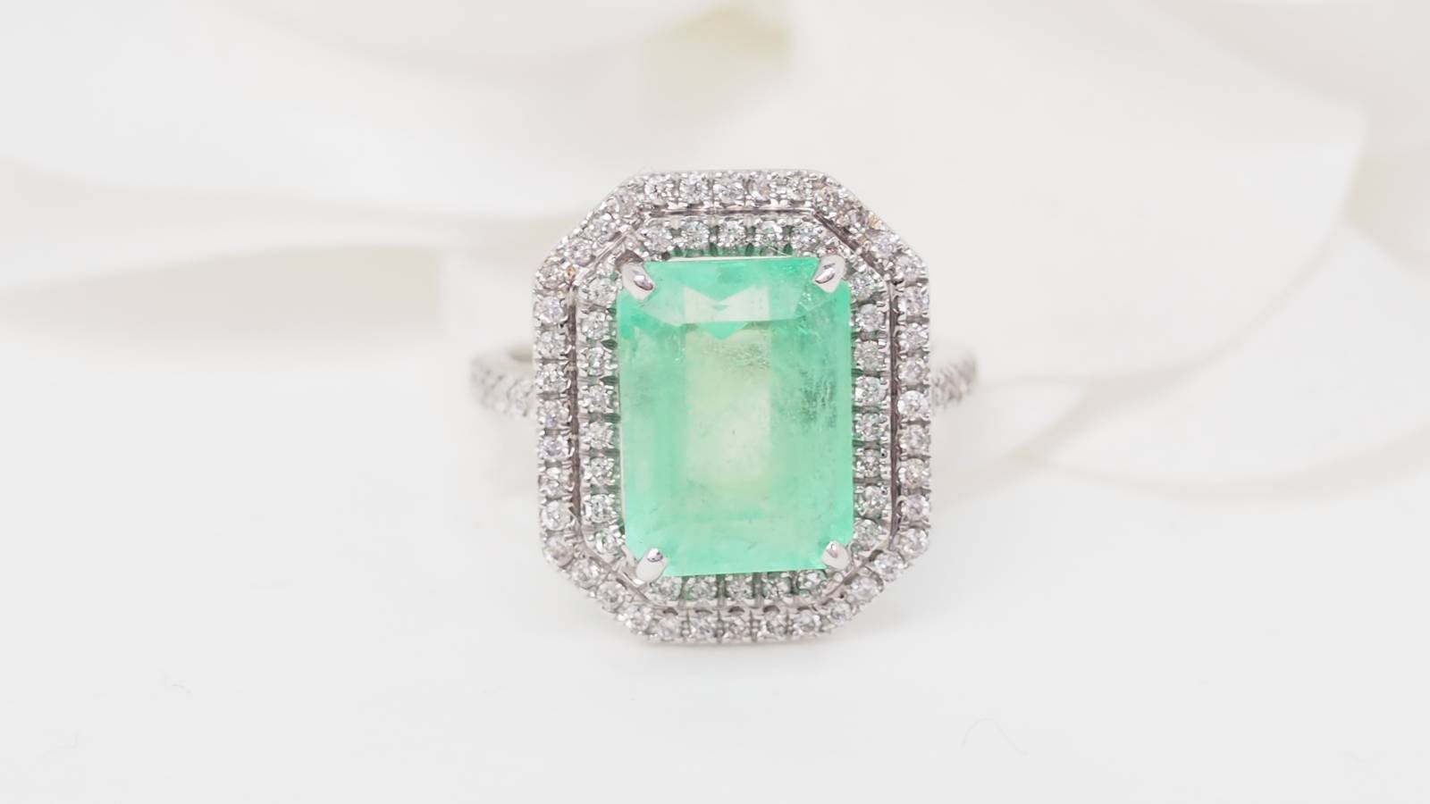 Bague double entourage en or blanc, émeraude de colombie certifiée et diamants