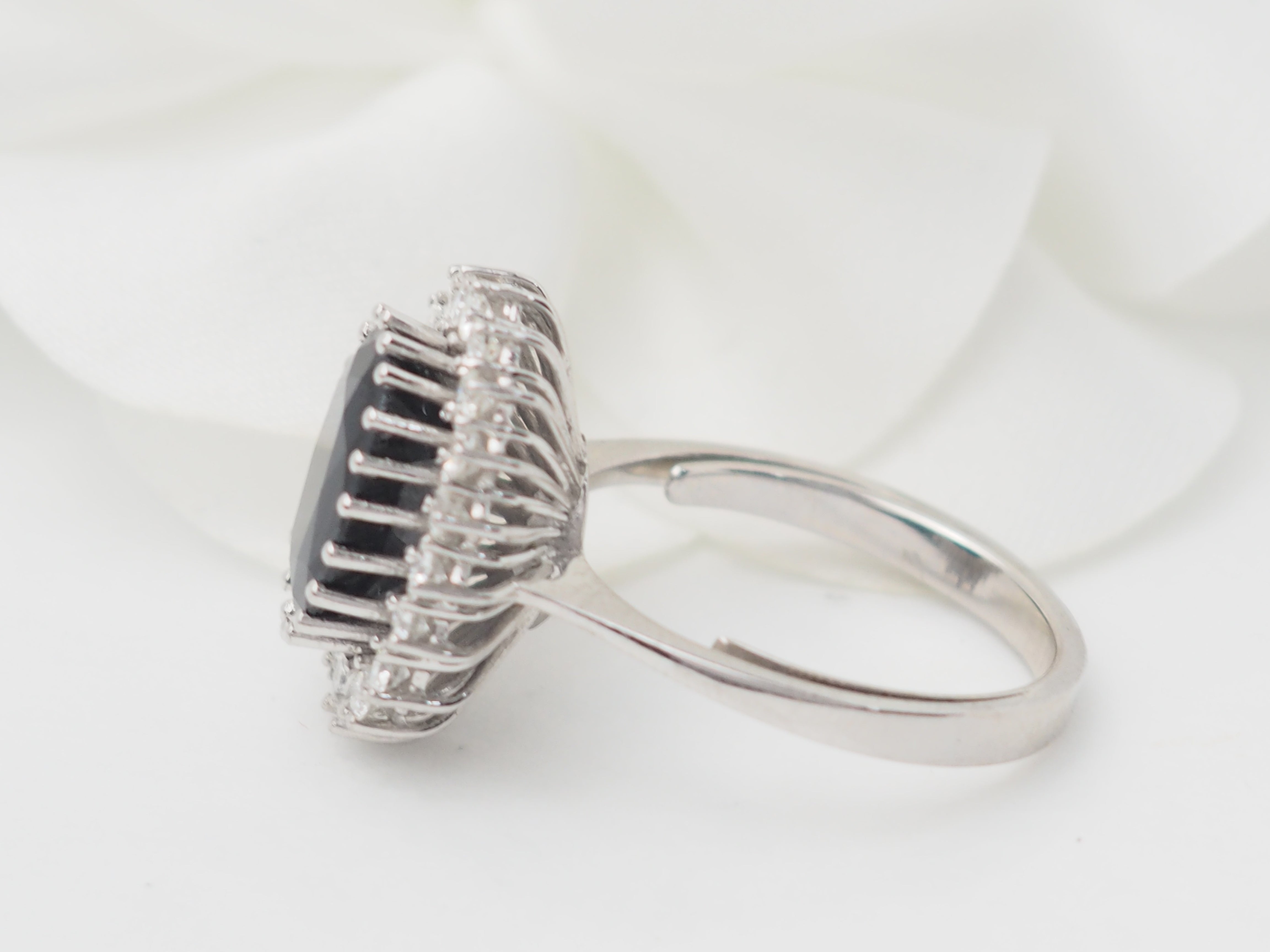 Bague entourage en or blanc, saphir ovale et diamants