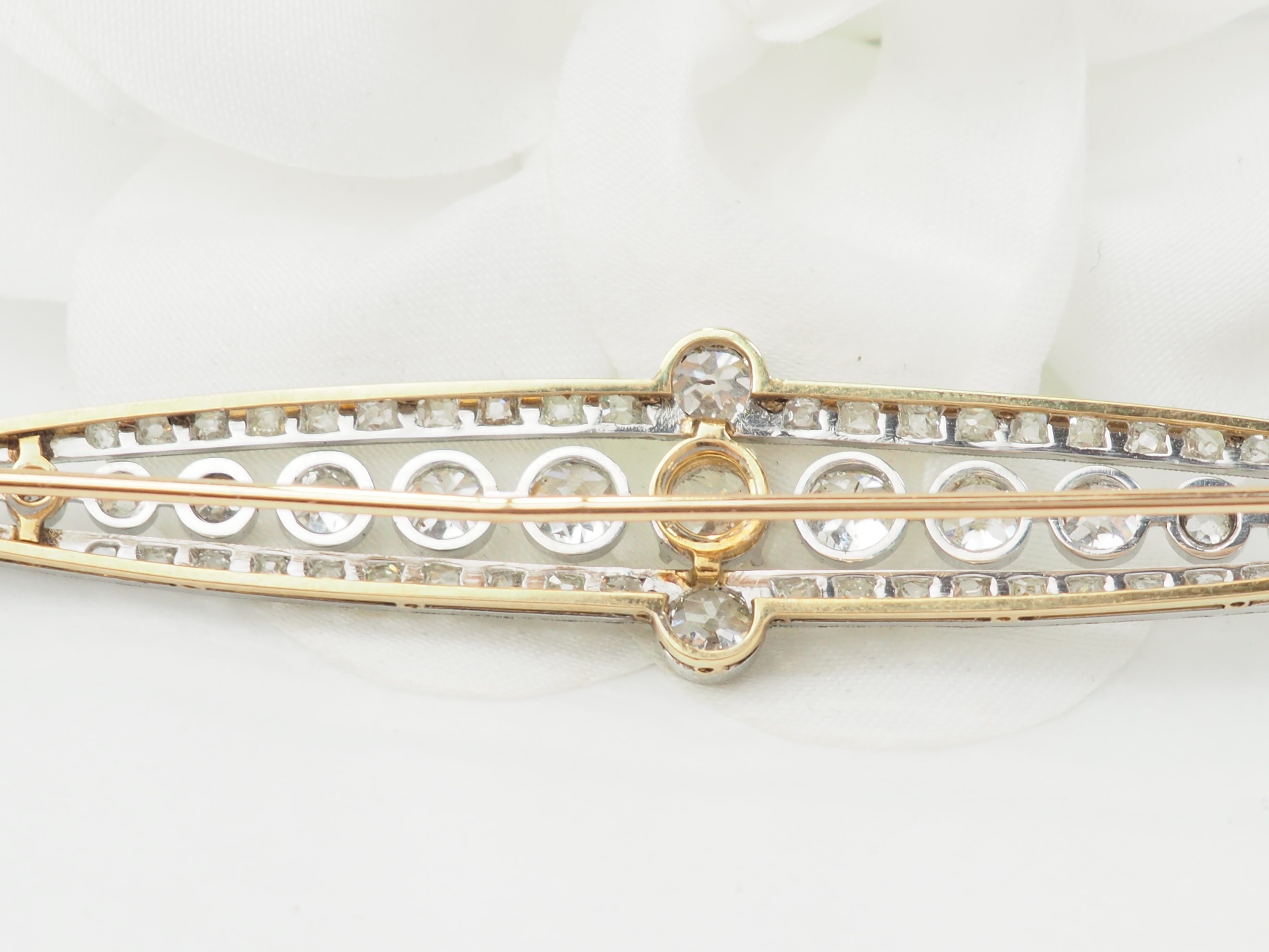 Importante broche Art Déco en or jaune platine et diamants