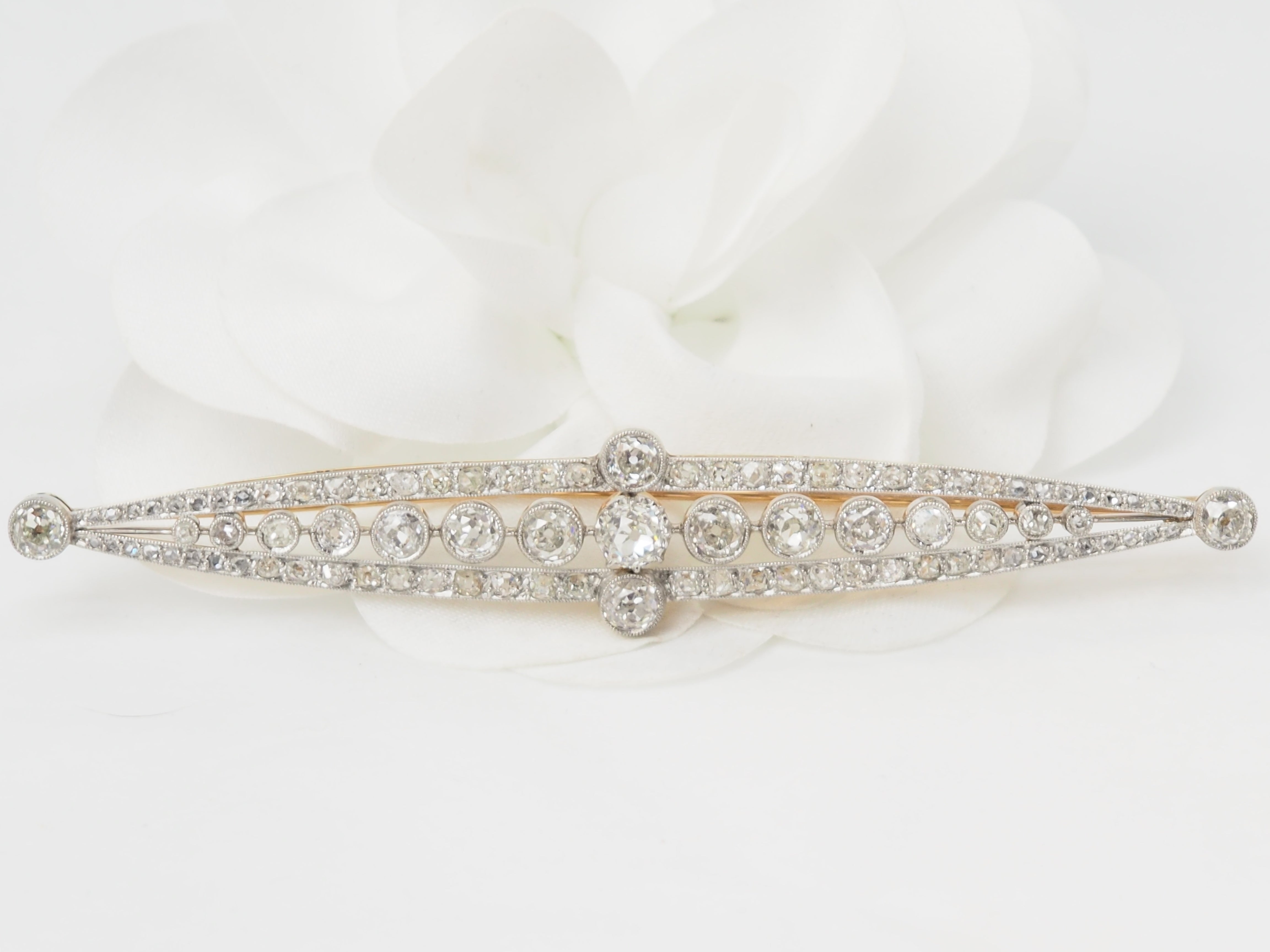 Importante broche Art Déco en or jaune platine et diamants