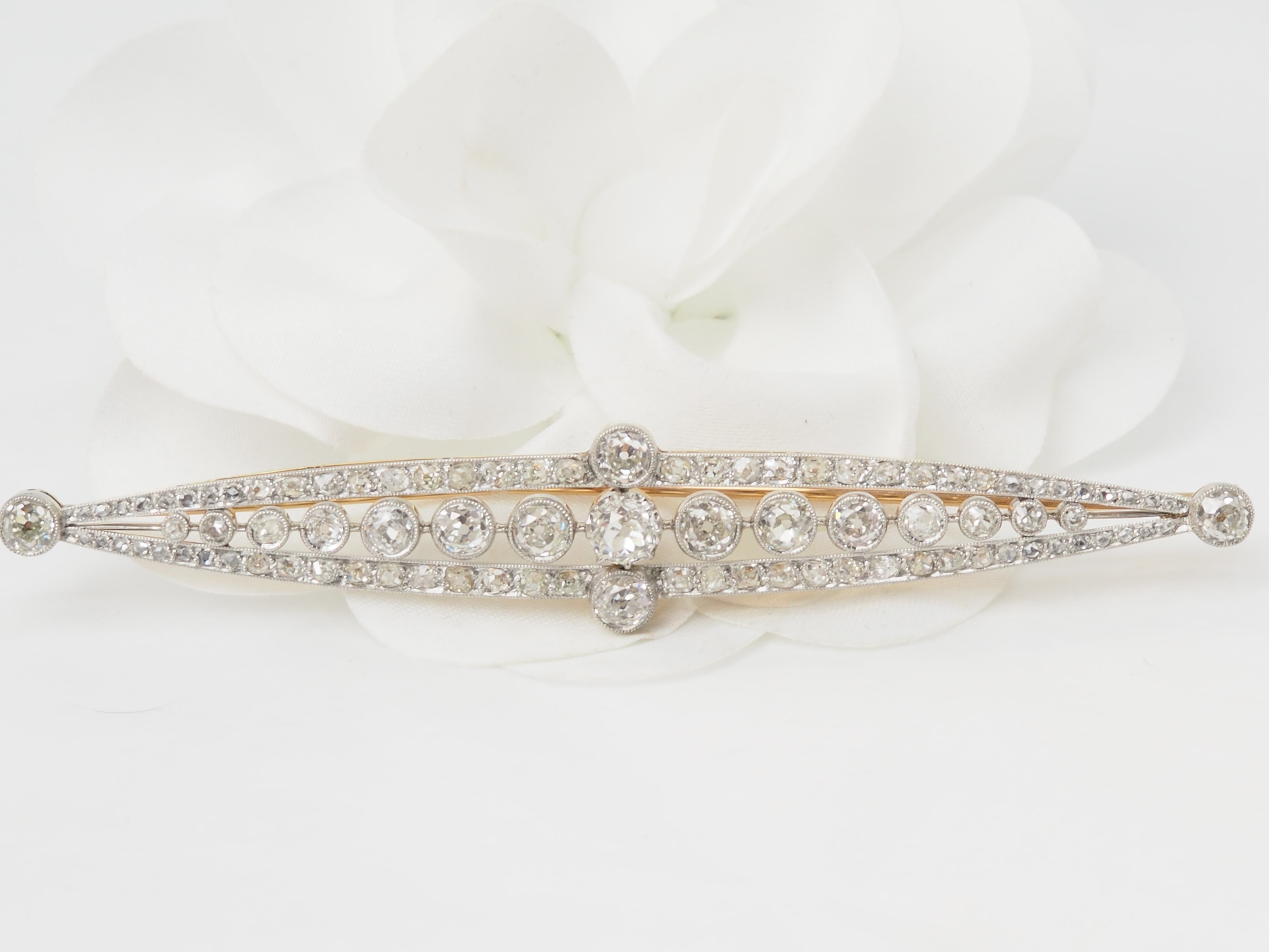 Importante broche Art Déco en or jaune platine et diamants