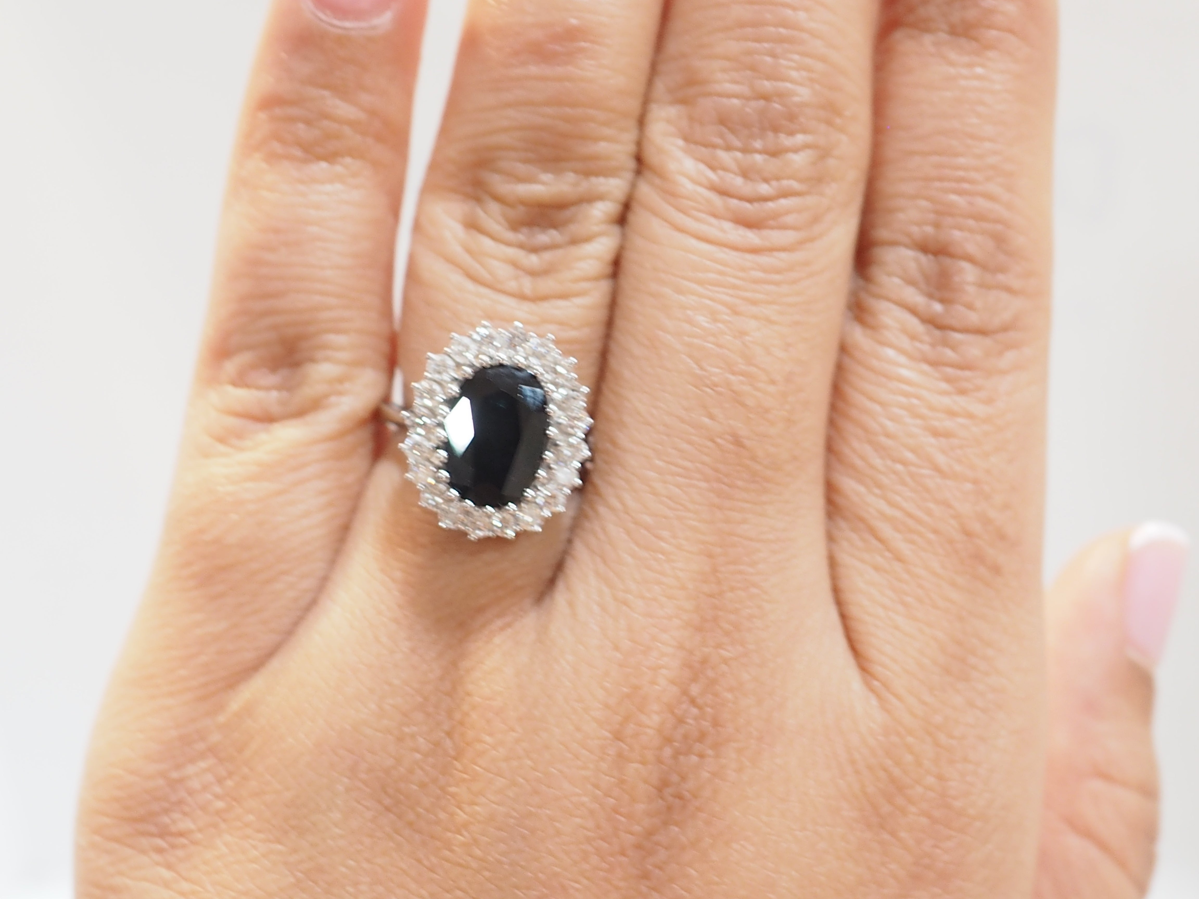 Bague entourage en or blanc, saphir ovale et diamants