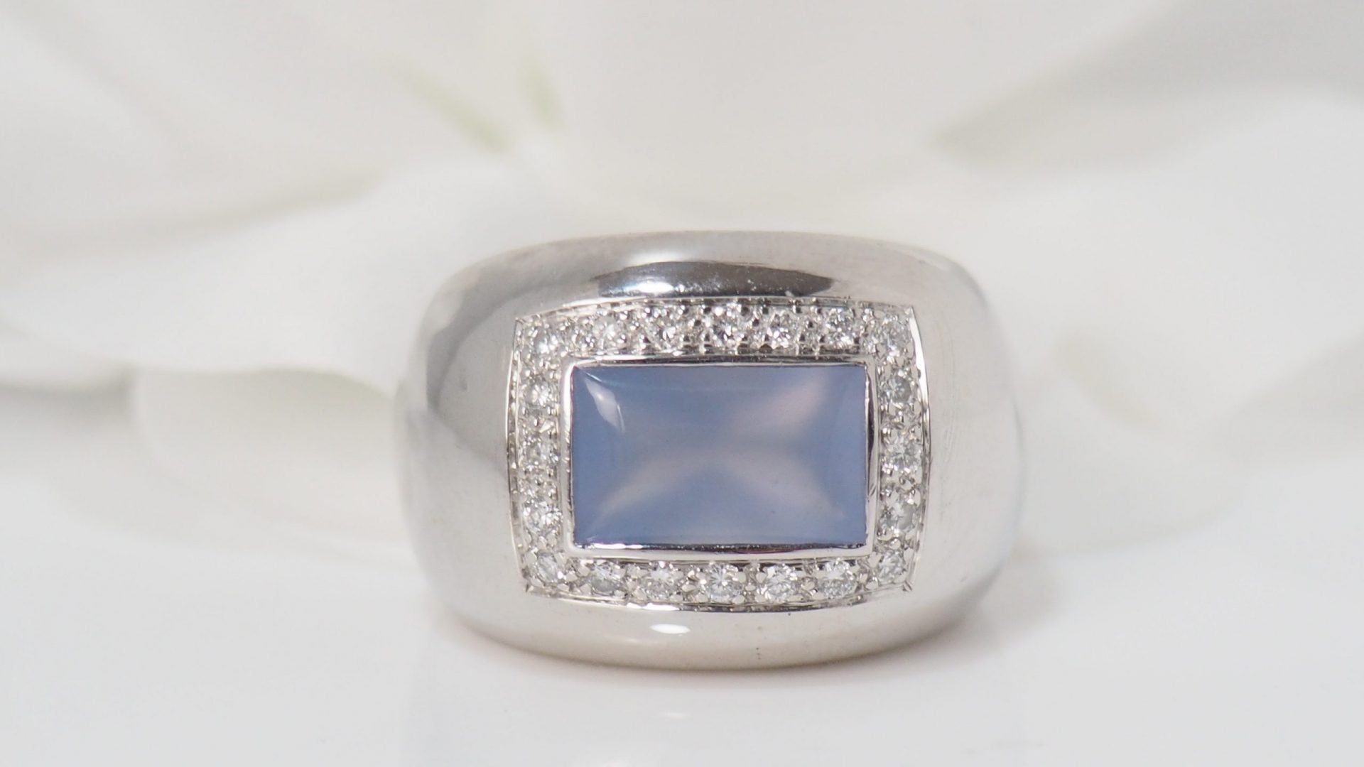 Poiray, bague Or blanc Calcédoine bleue Diamants