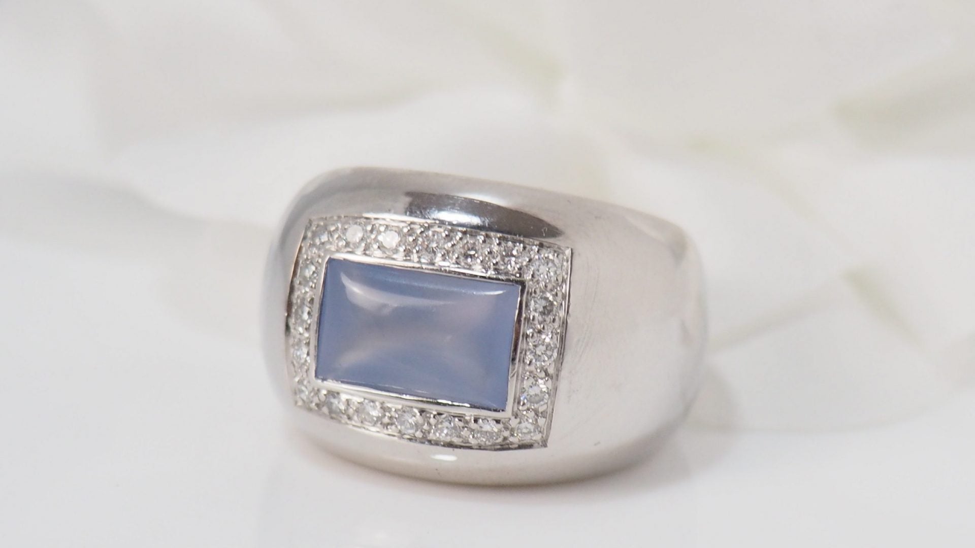 Poiray, bague Or blanc Calcédoine bleue Diamants
