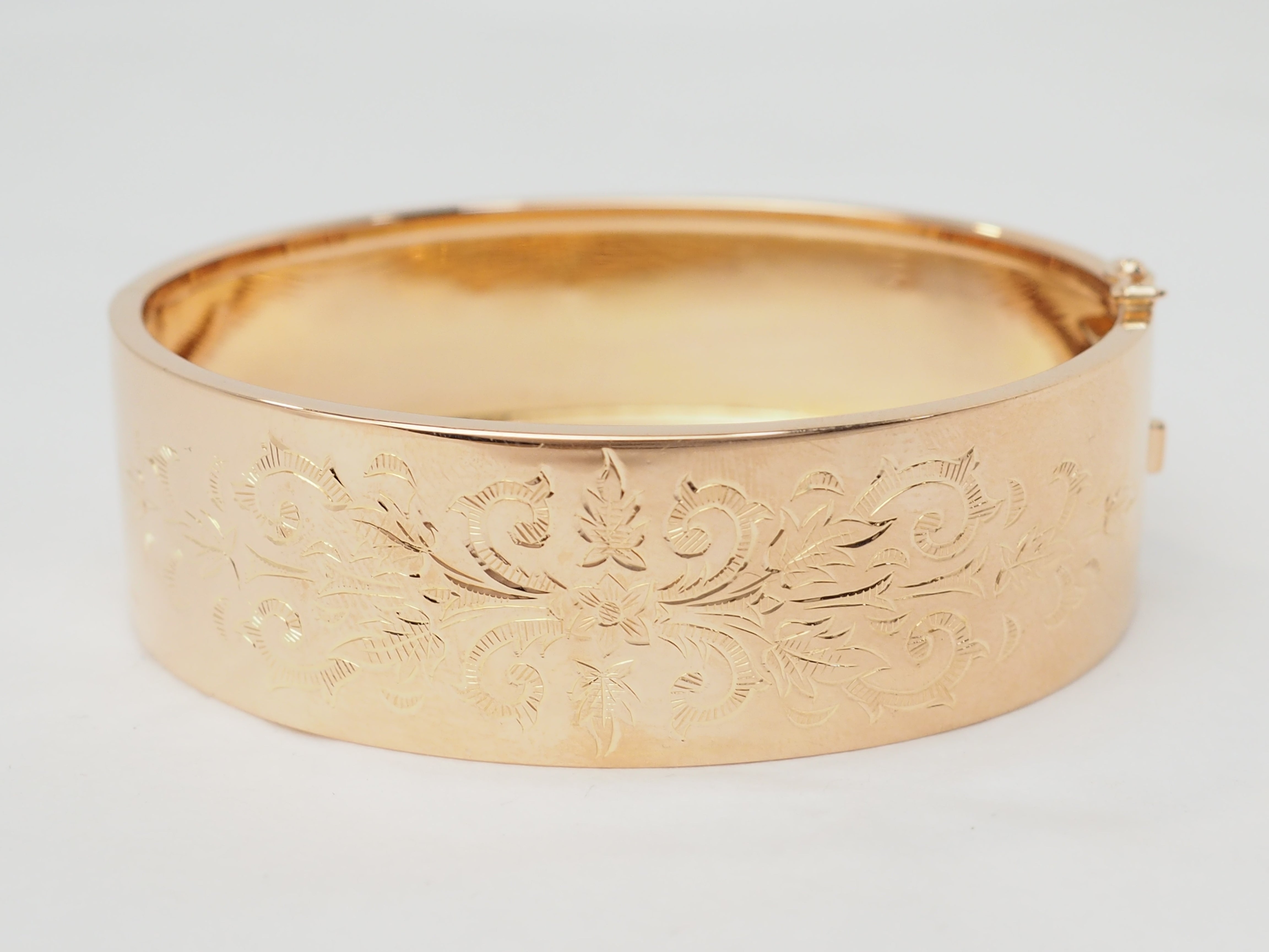 Bracelet ancien à décor floral en or rose