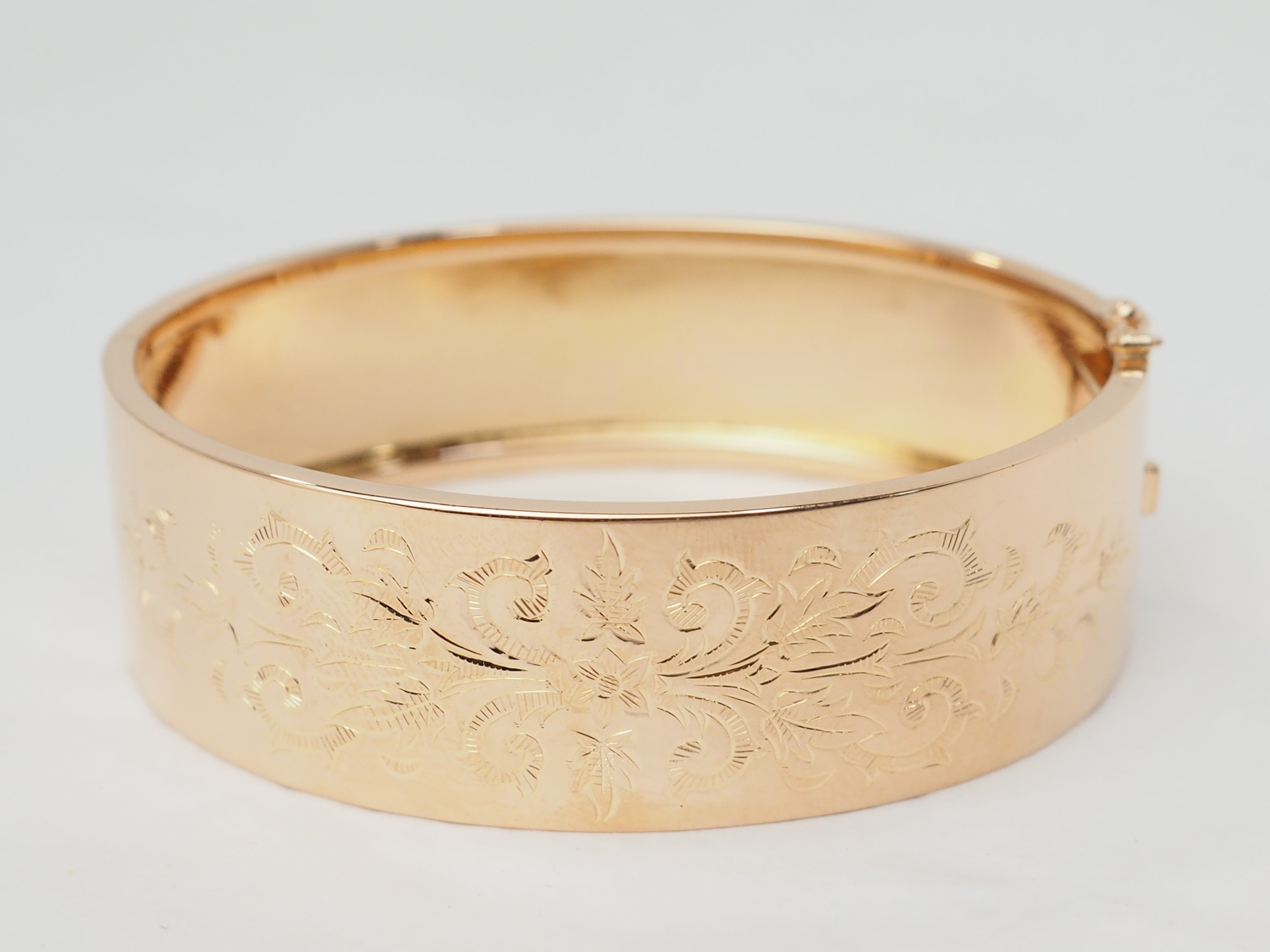 Bracelet ancien à décor floral en or rose