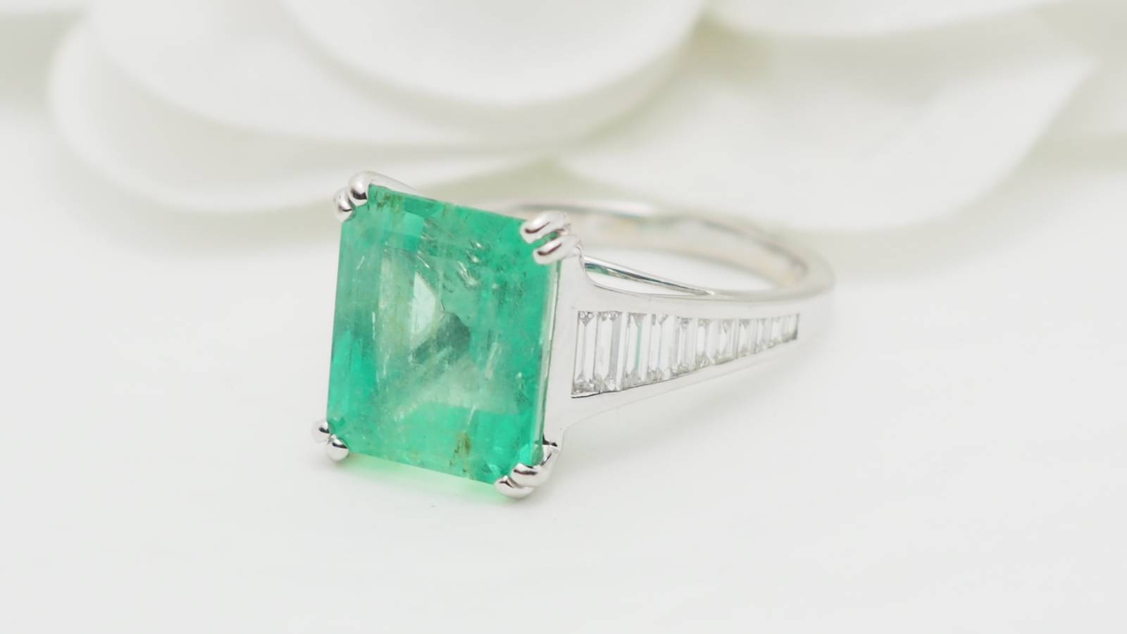 Bague en or blanc, Emeraude 7cts de Colombie et diamants