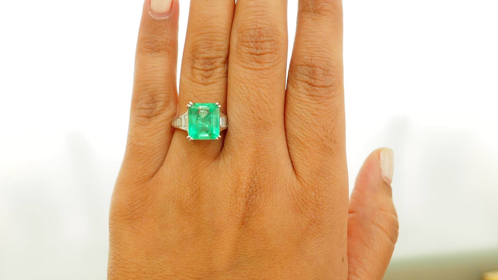 Bague en or blanc, Emeraude 7cts de Colombie et diamants