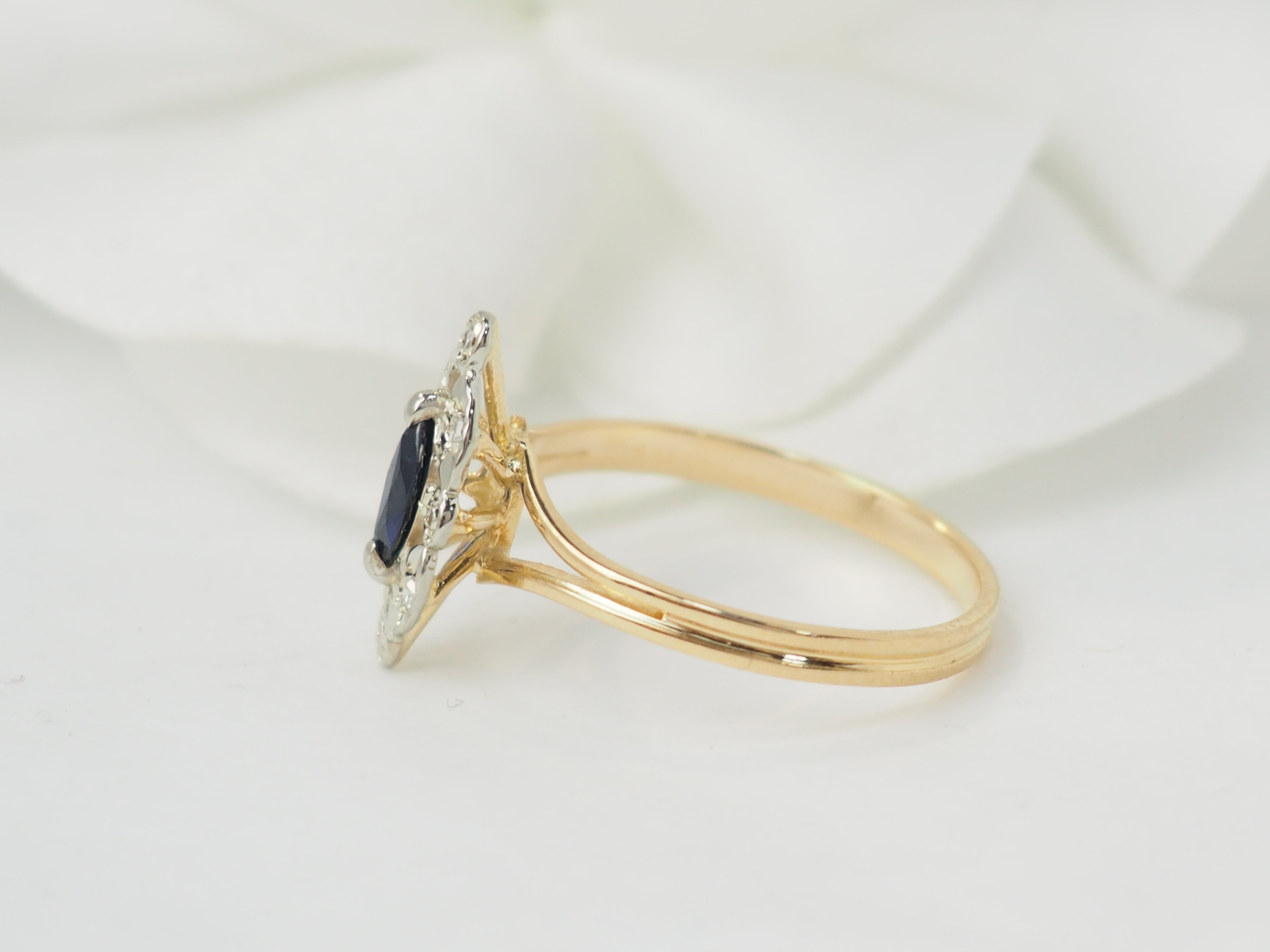 Bague marquise en or jaune, saphir et diamants