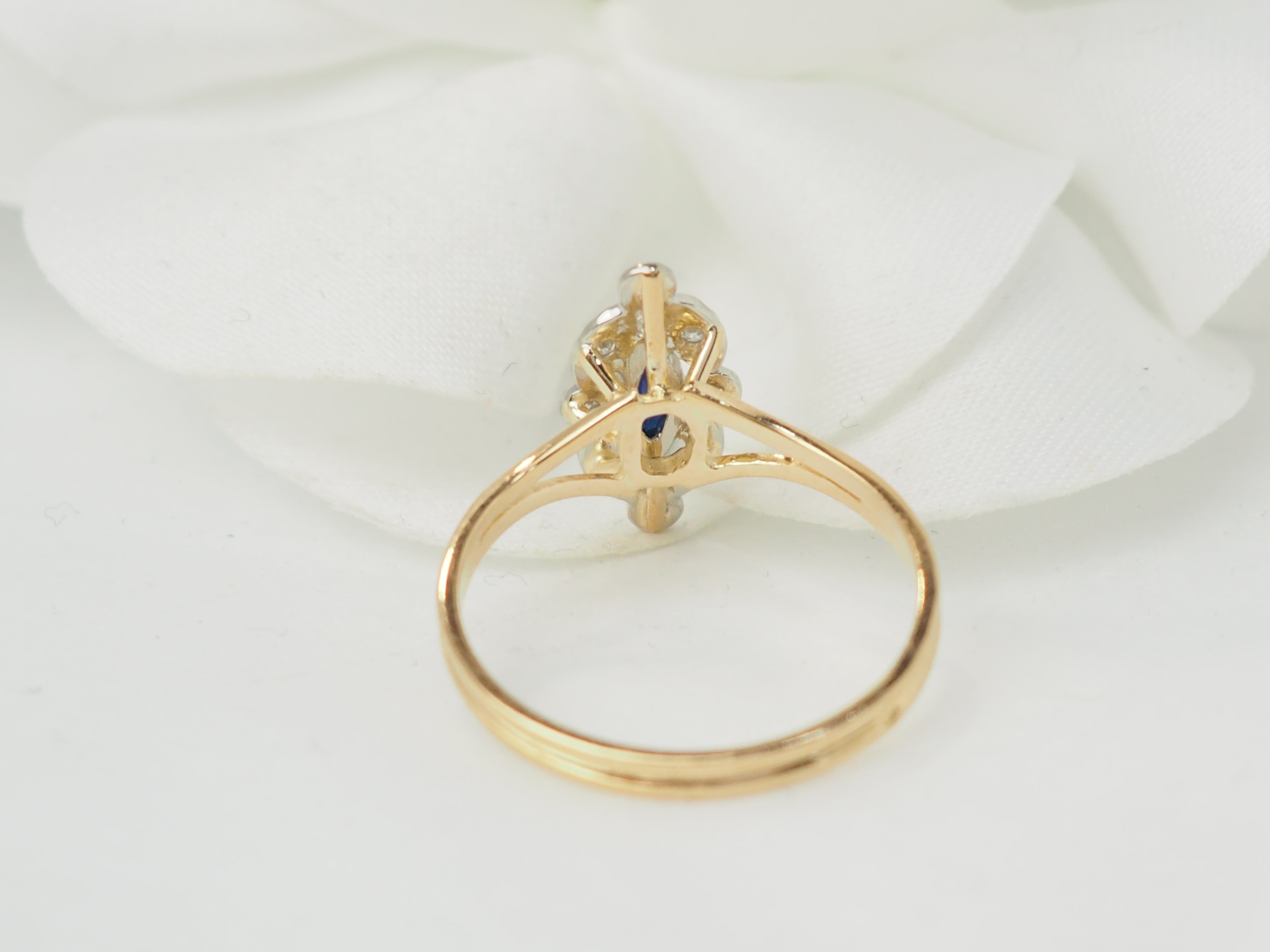 Bague marquise en or jaune, saphir et diamants