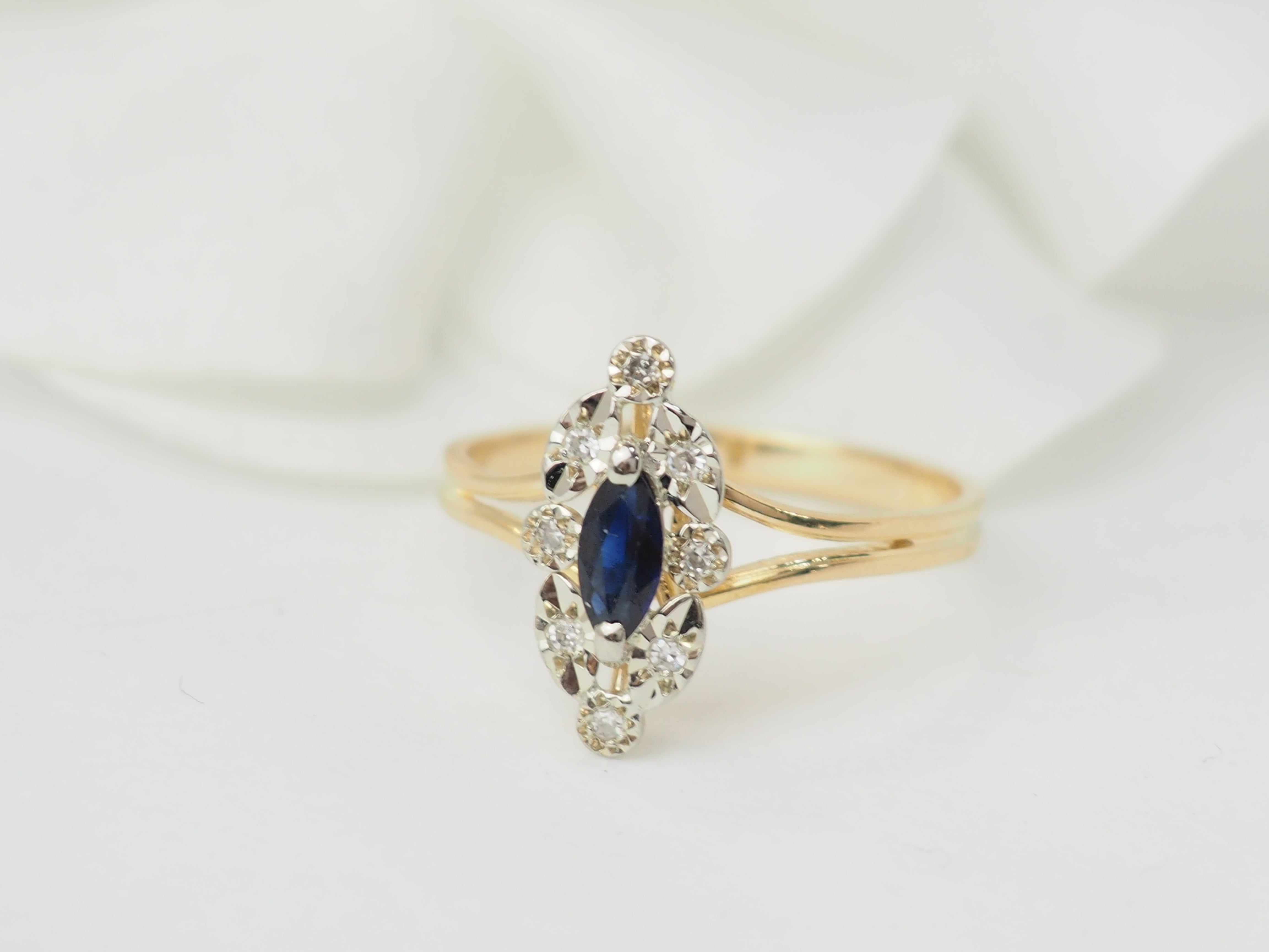 Bague marquise en or jaune, saphir et diamants