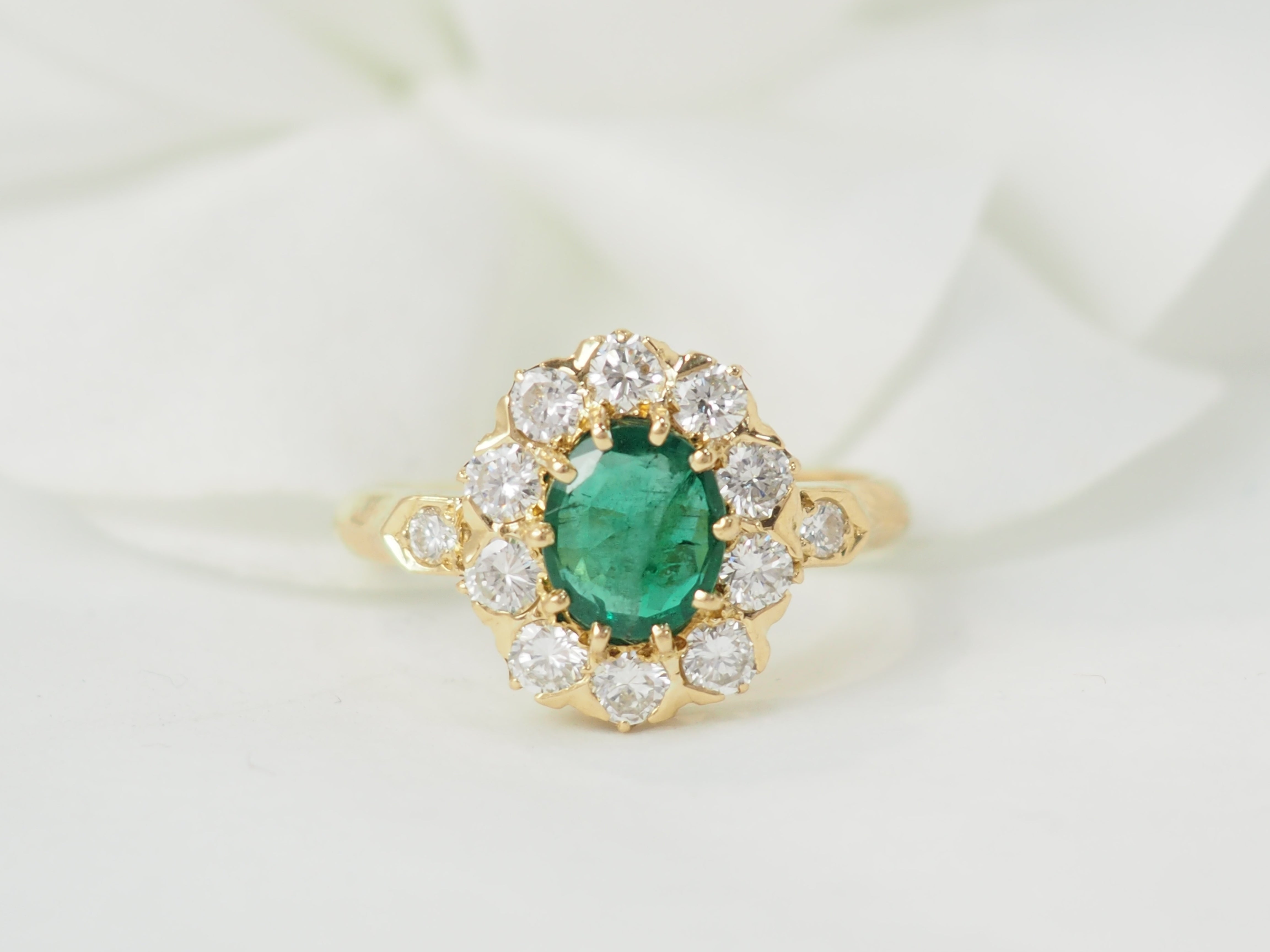 Bague marguerite en or jaune, emeraude et diamants