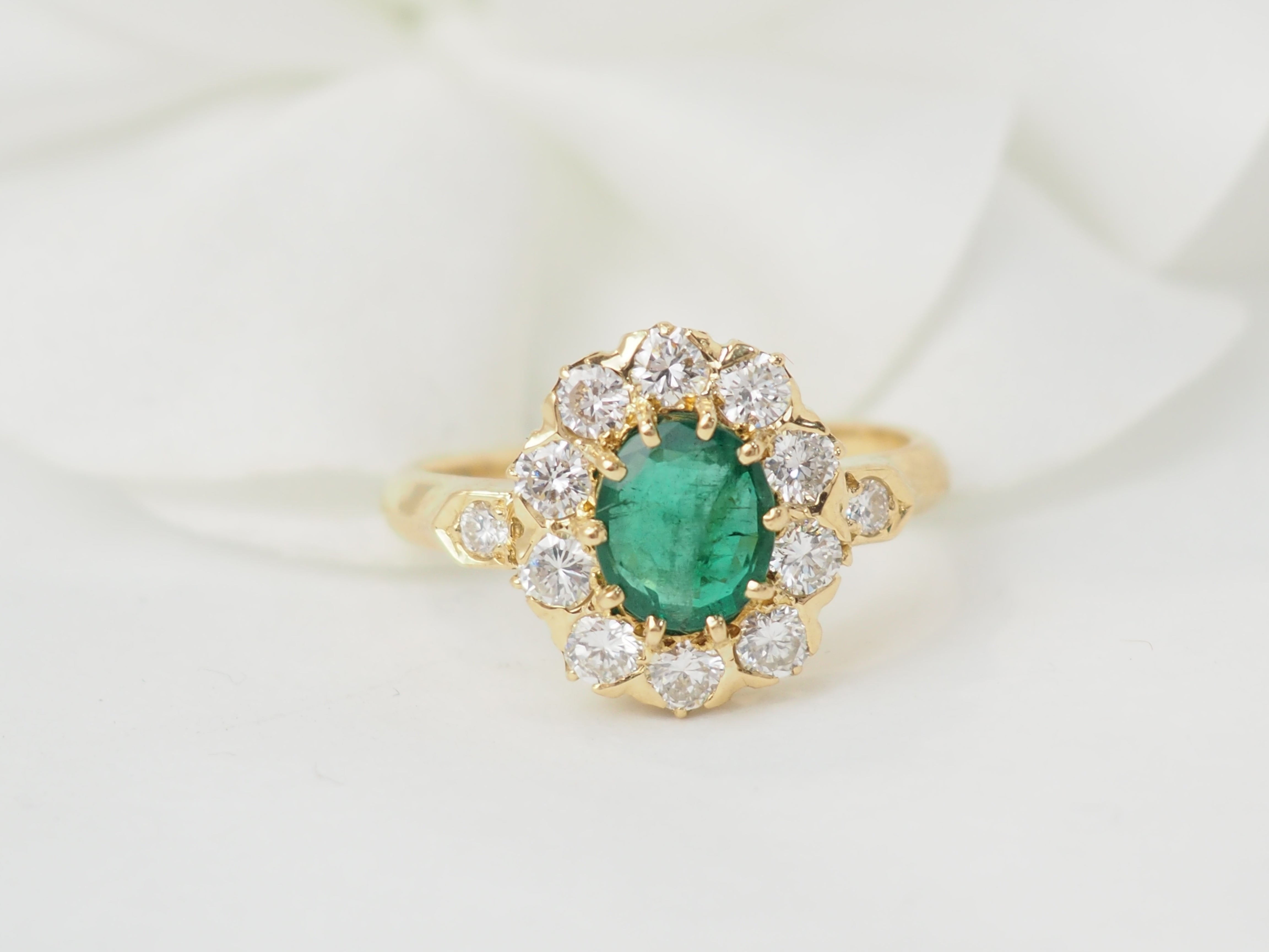 Bague marguerite en or jaune, emeraude et diamants