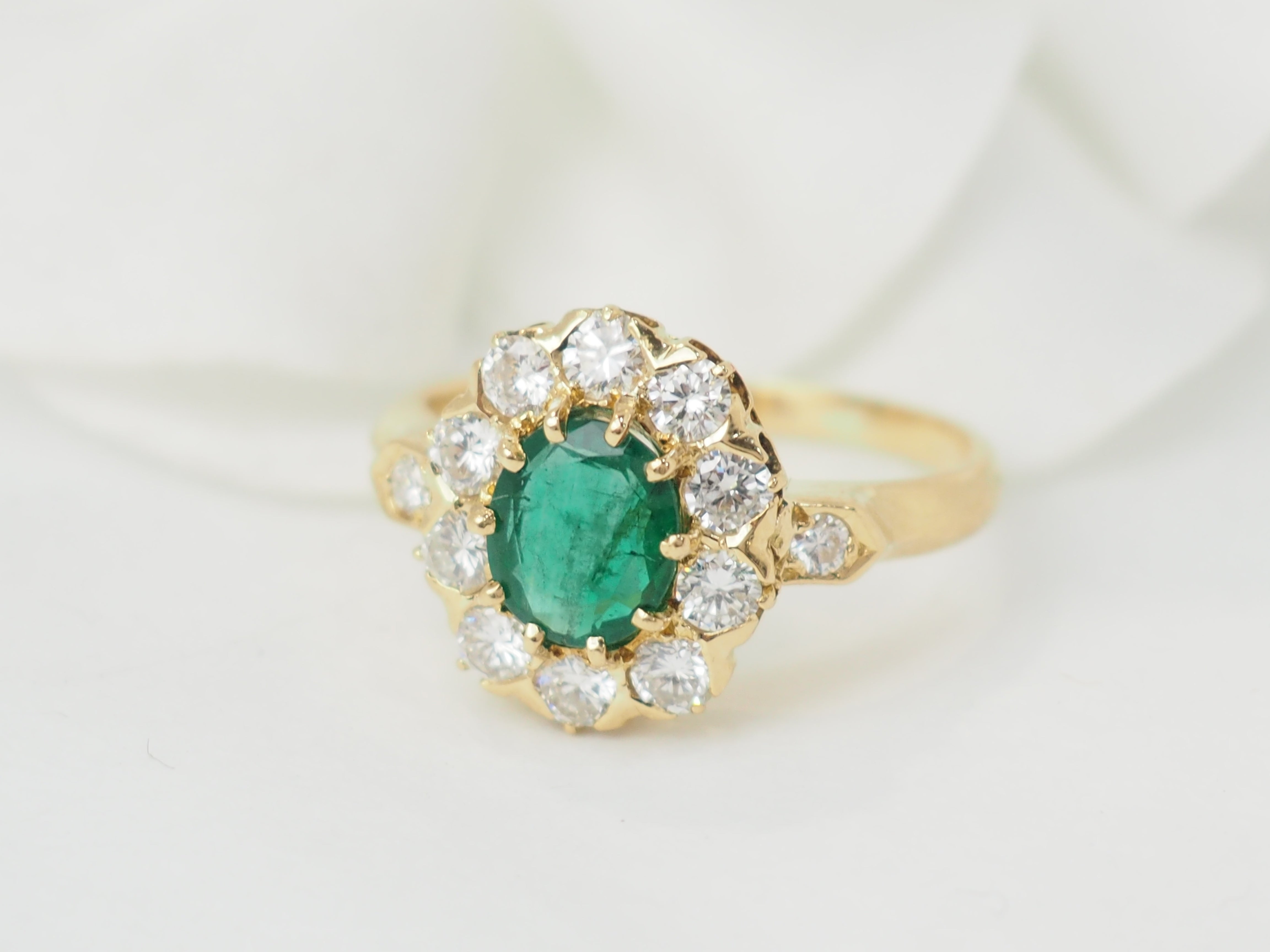 Bague marguerite en or jaune, emeraude et diamants