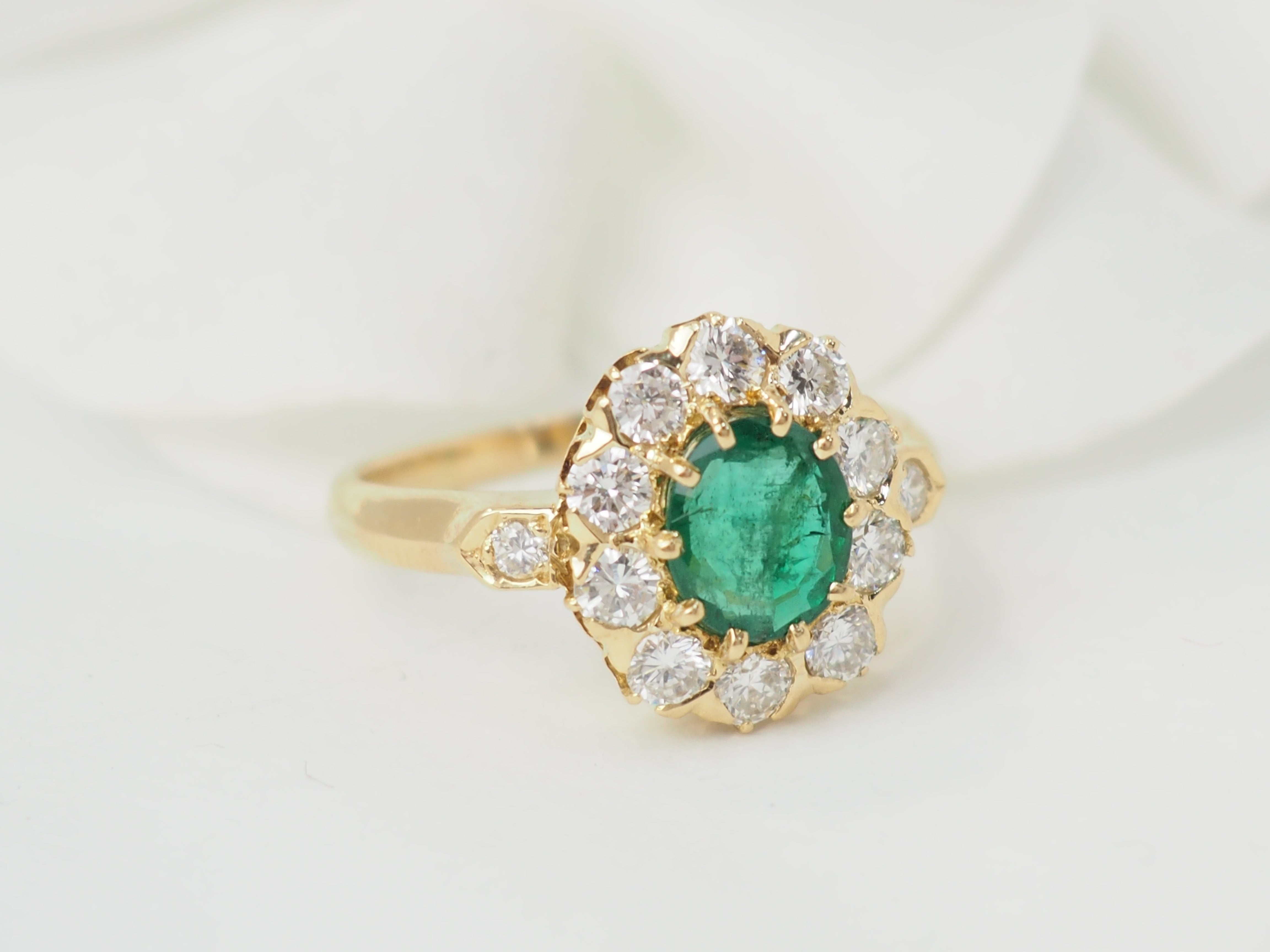 Bague marguerite en or jaune, emeraude et diamants