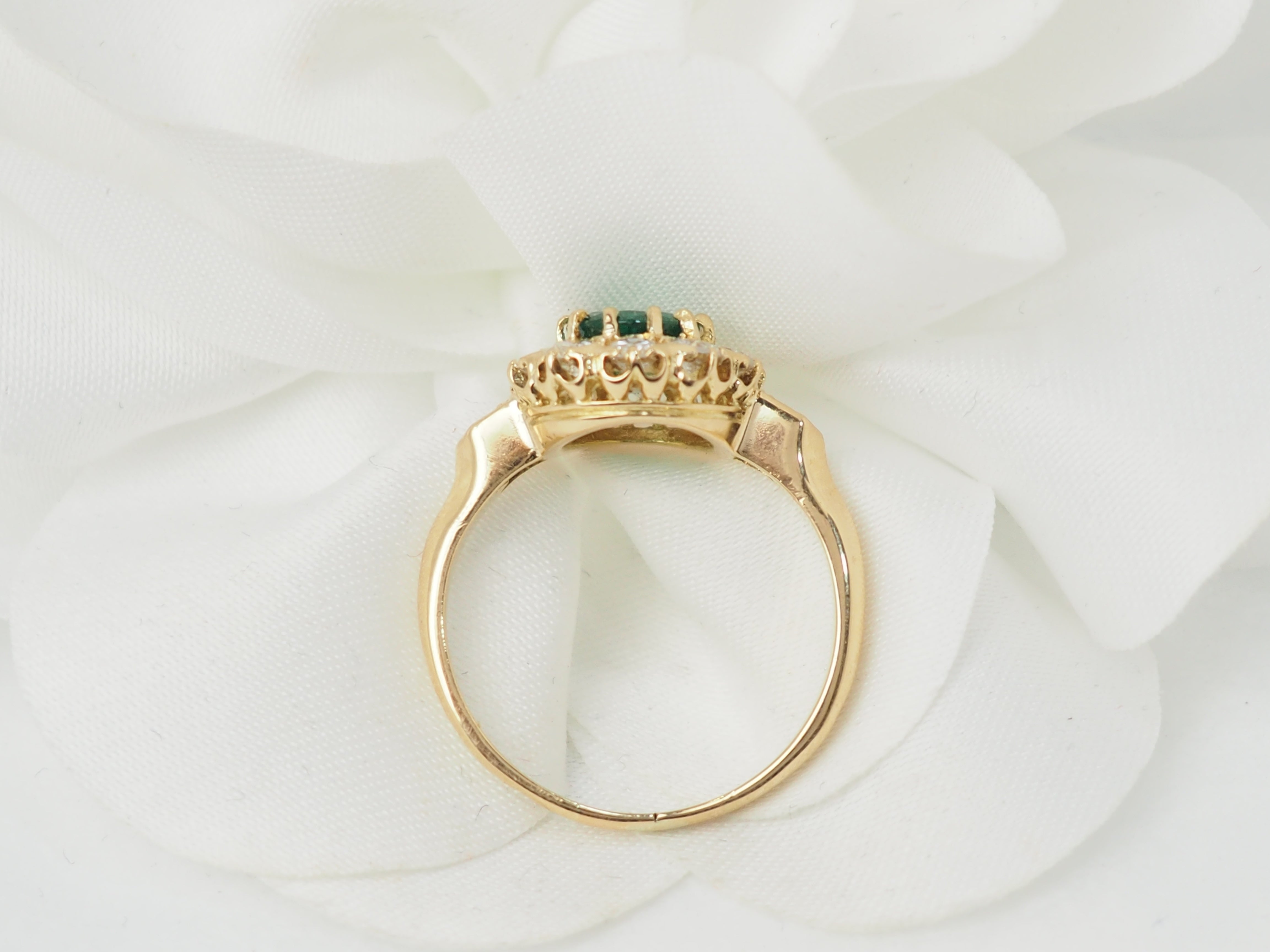 Bague marguerite en or jaune, emeraude et diamants