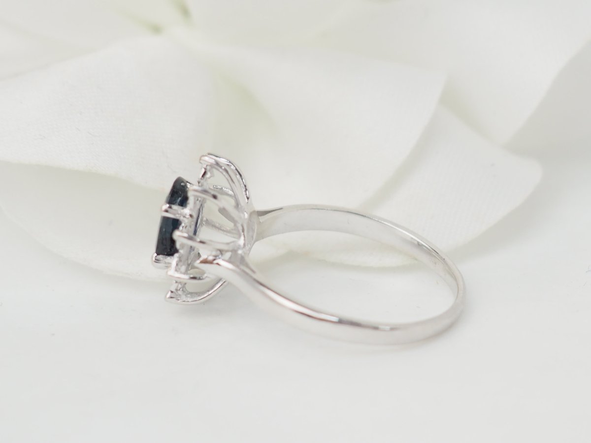 Bague marguerite en or blanc et saphir - Maison Eloe