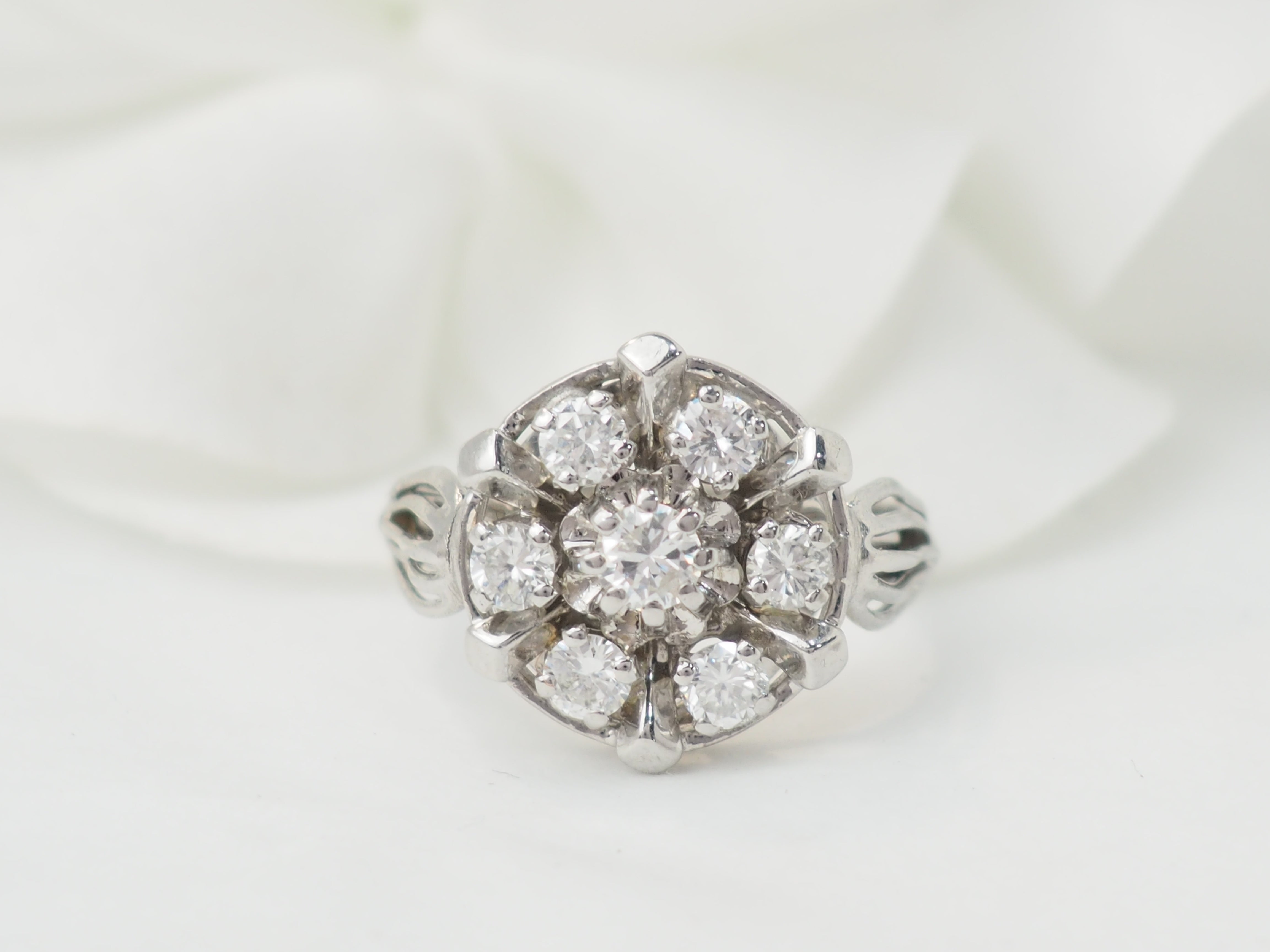 Bague marguerite en or blanc et diamants