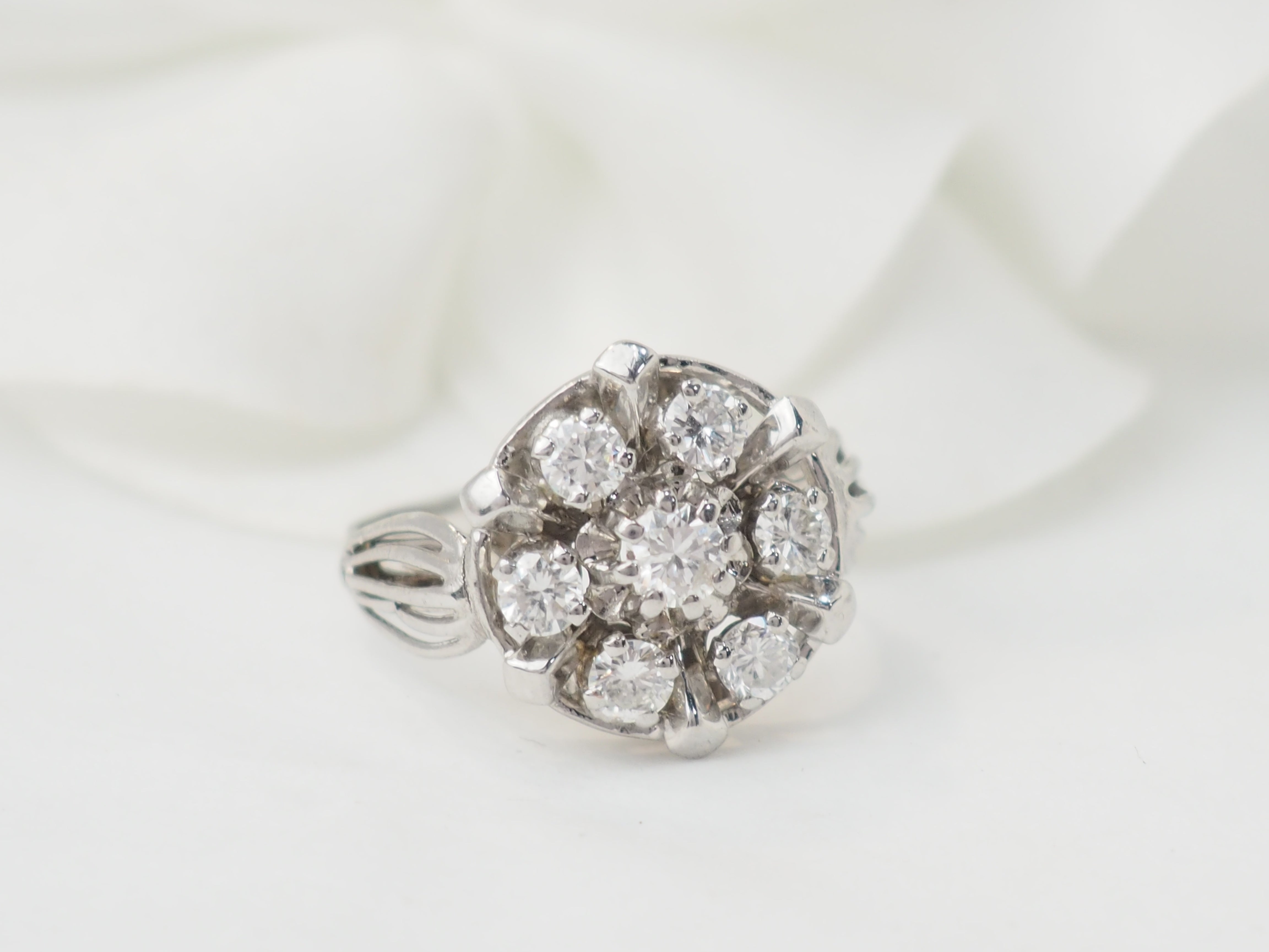 Bague marguerite en or blanc et diamants