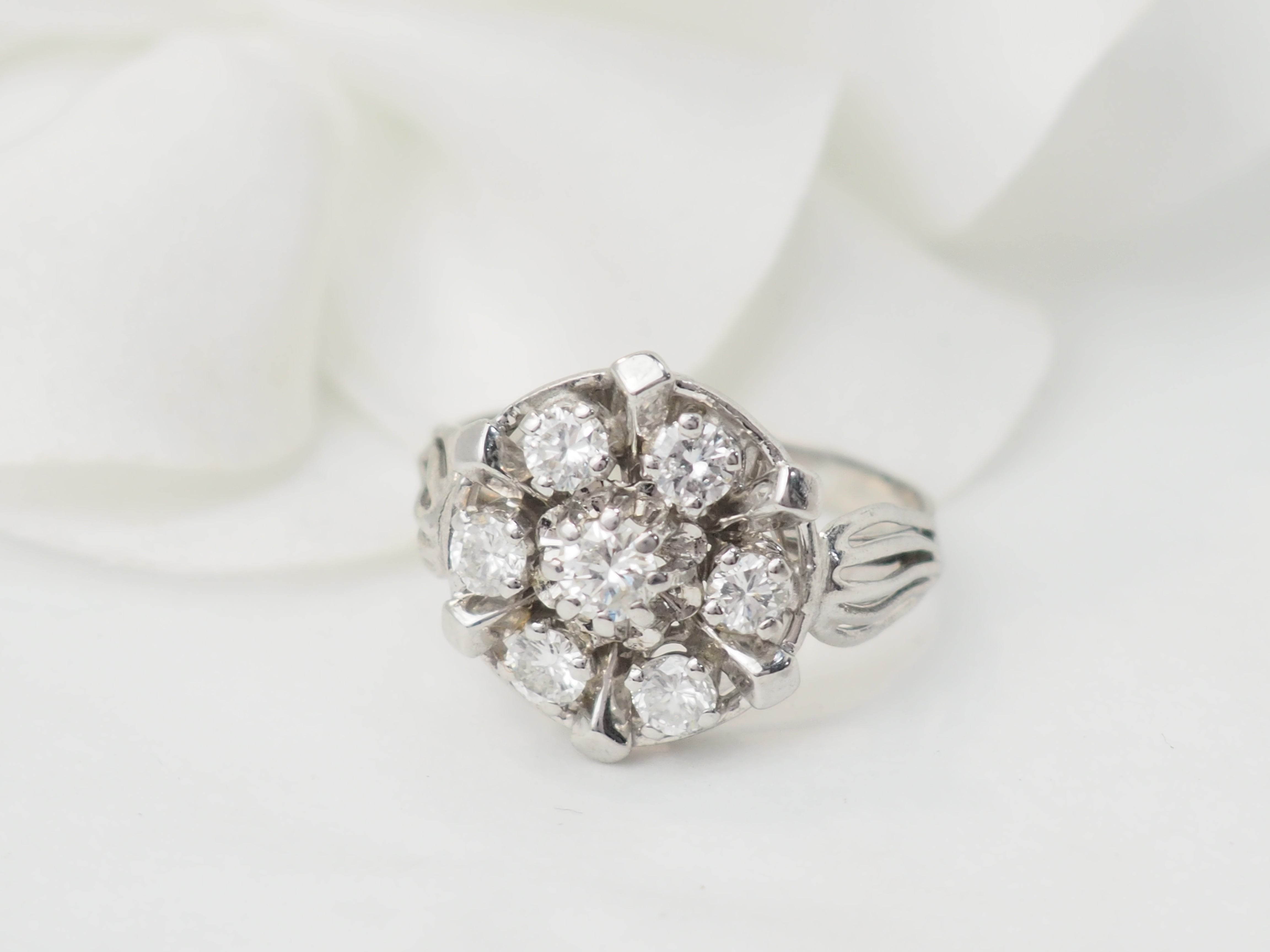 Bague marguerite en or blanc et diamants