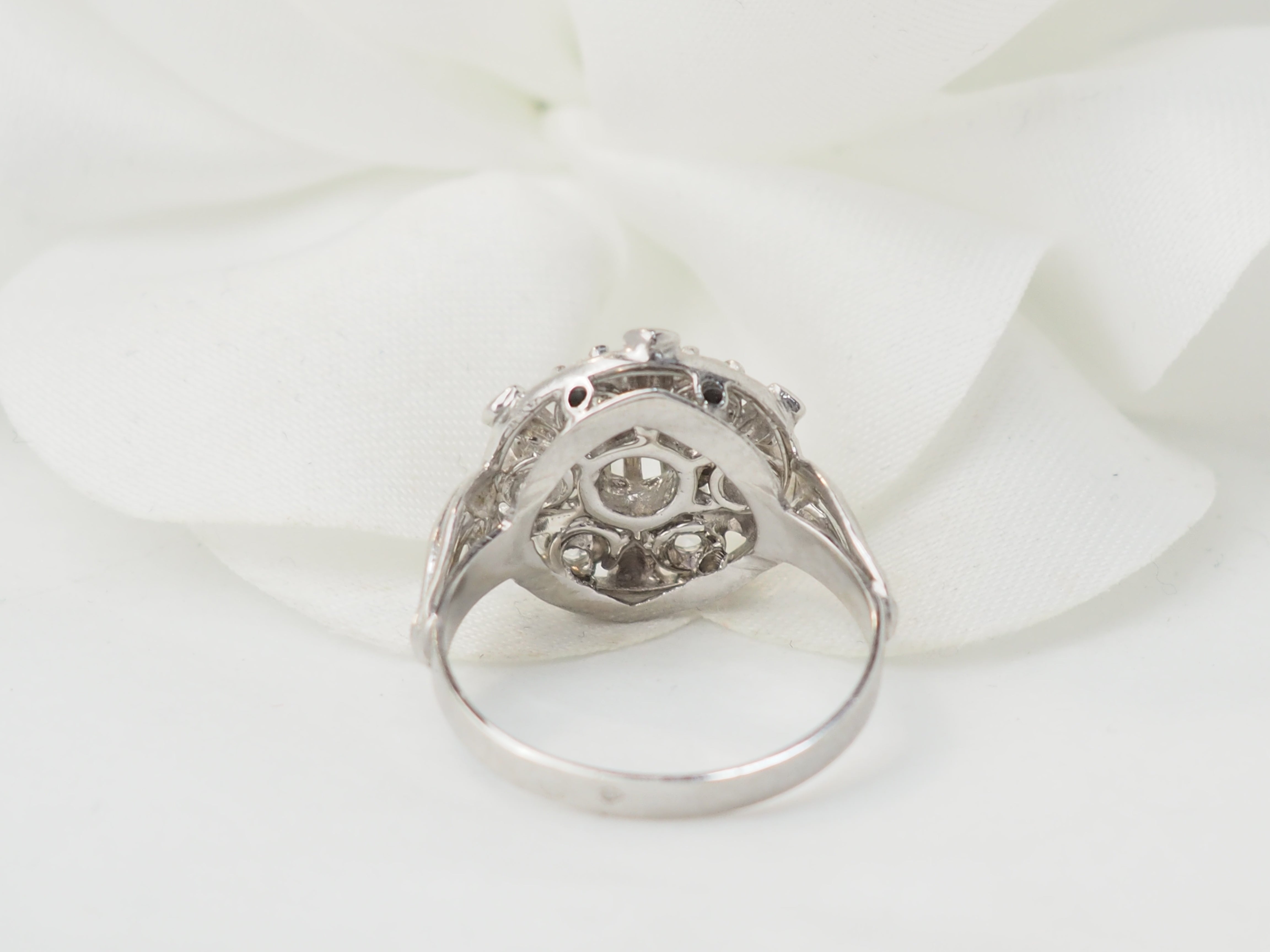 Bague marguerite en or blanc et diamants