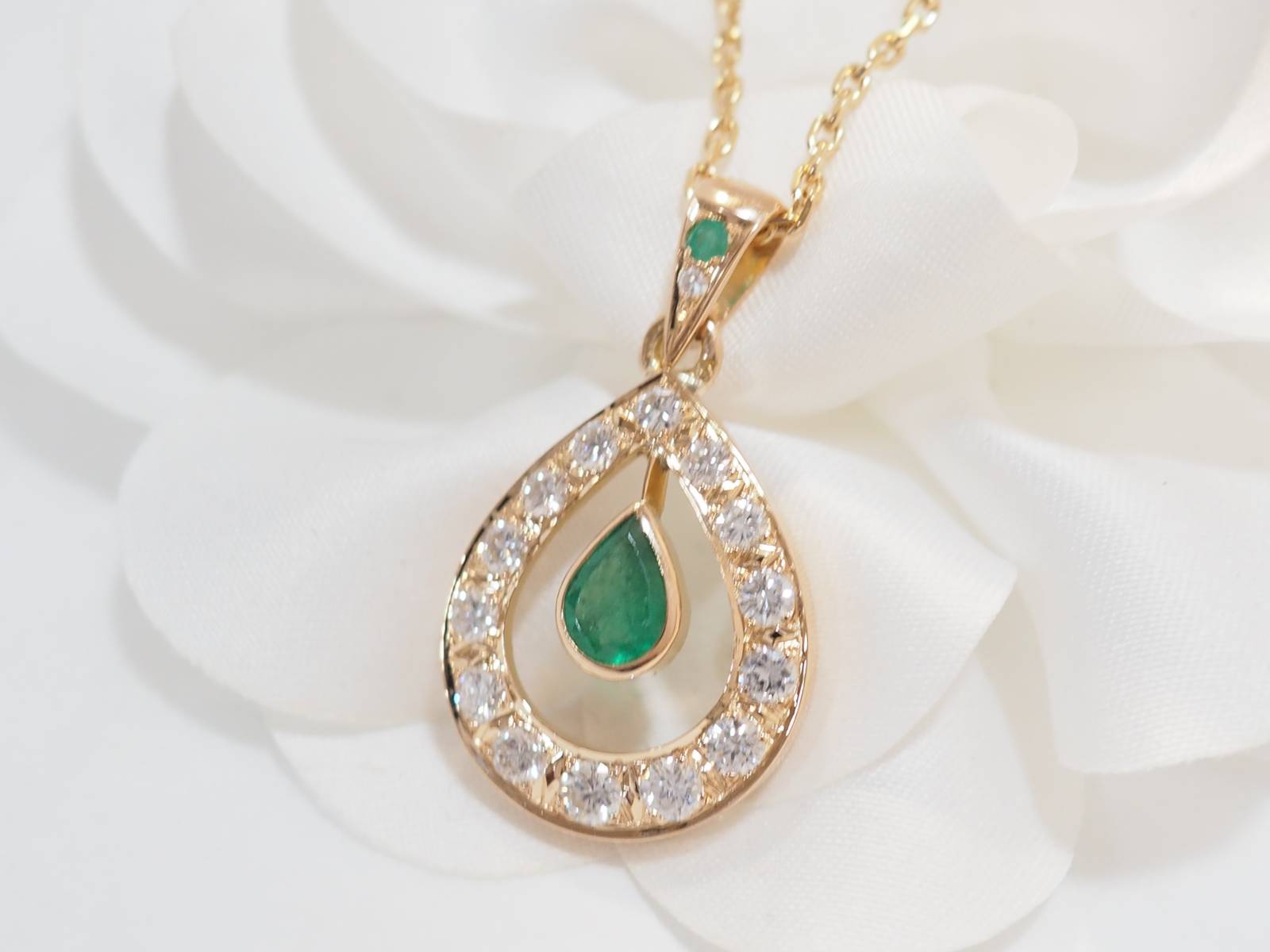 Collier pendentif en or jaune, émeraude et diamants