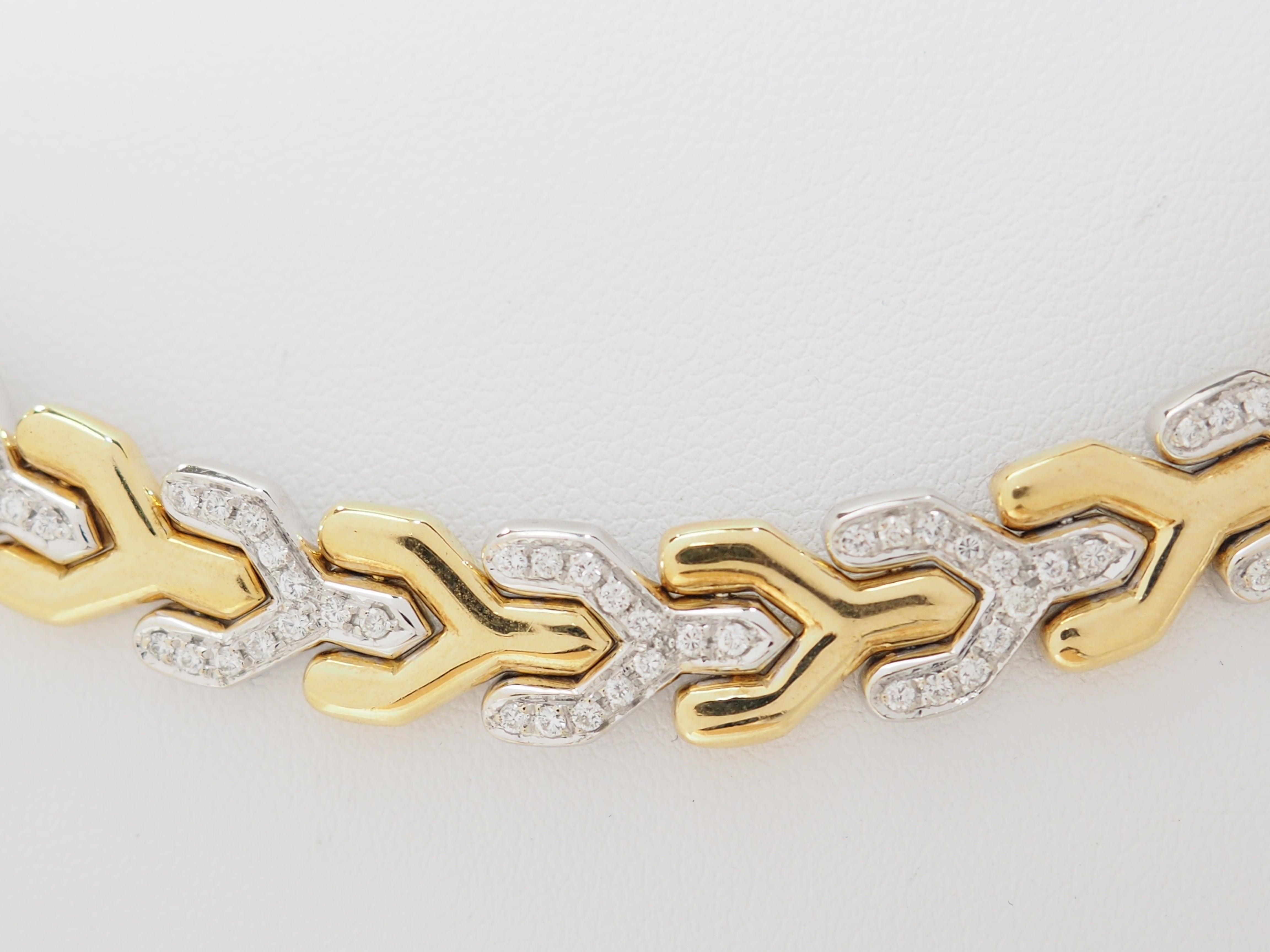 Collier ras de cou maille chevron en or jaune et diamants