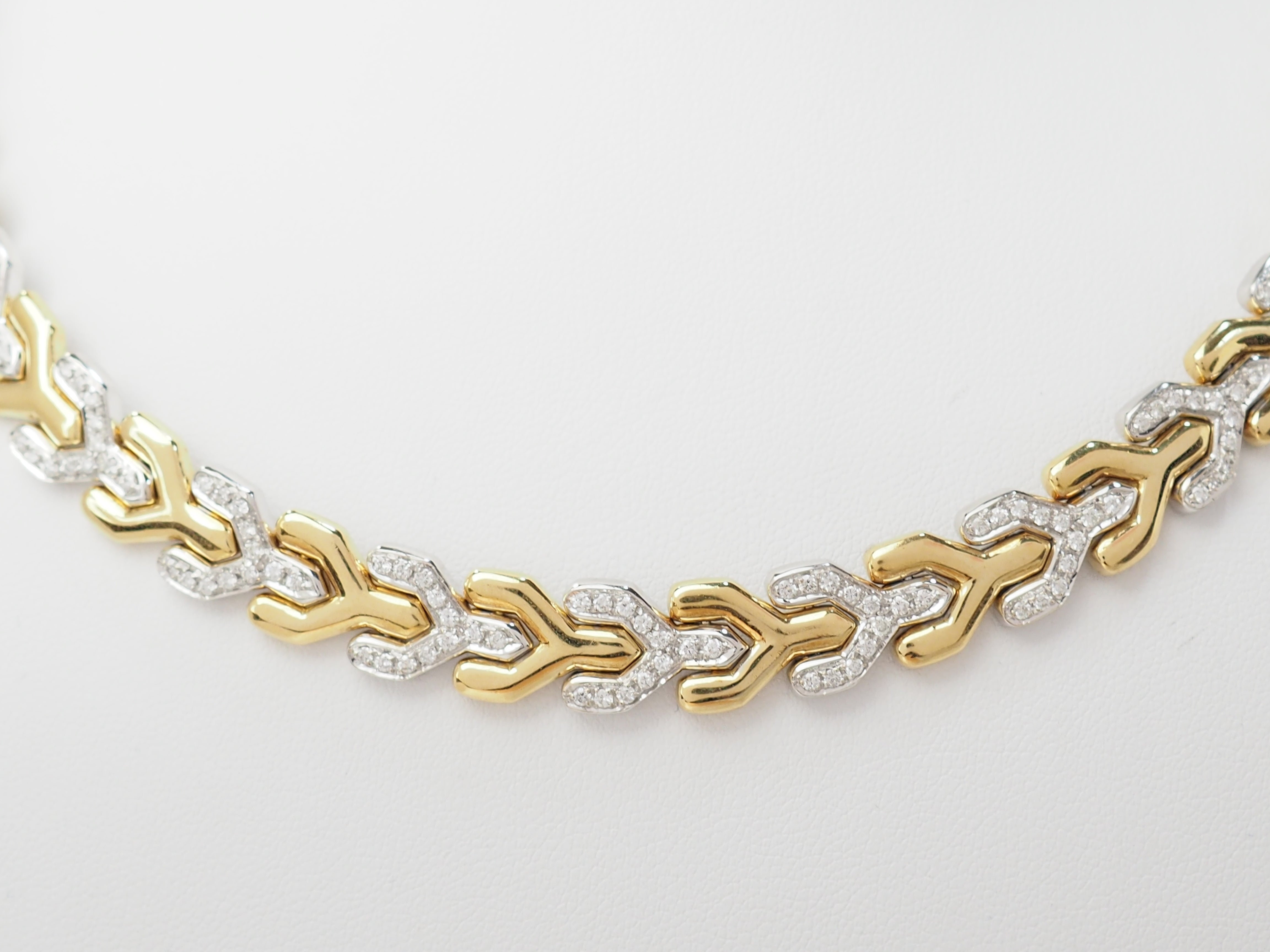 Collier ras de cou maille chevron en or jaune et diamants