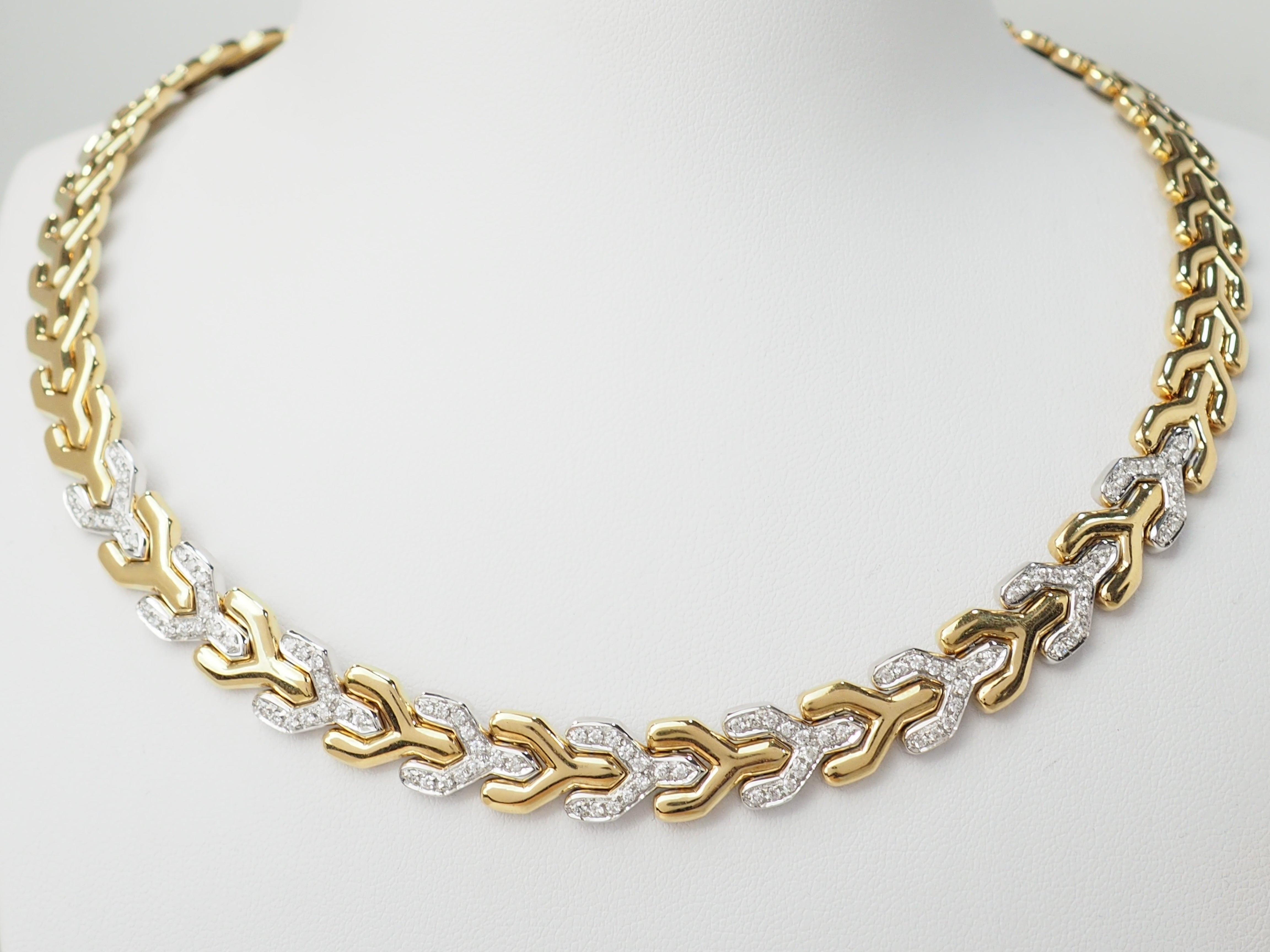 Collier ras de cou maille chevron en or jaune et diamants