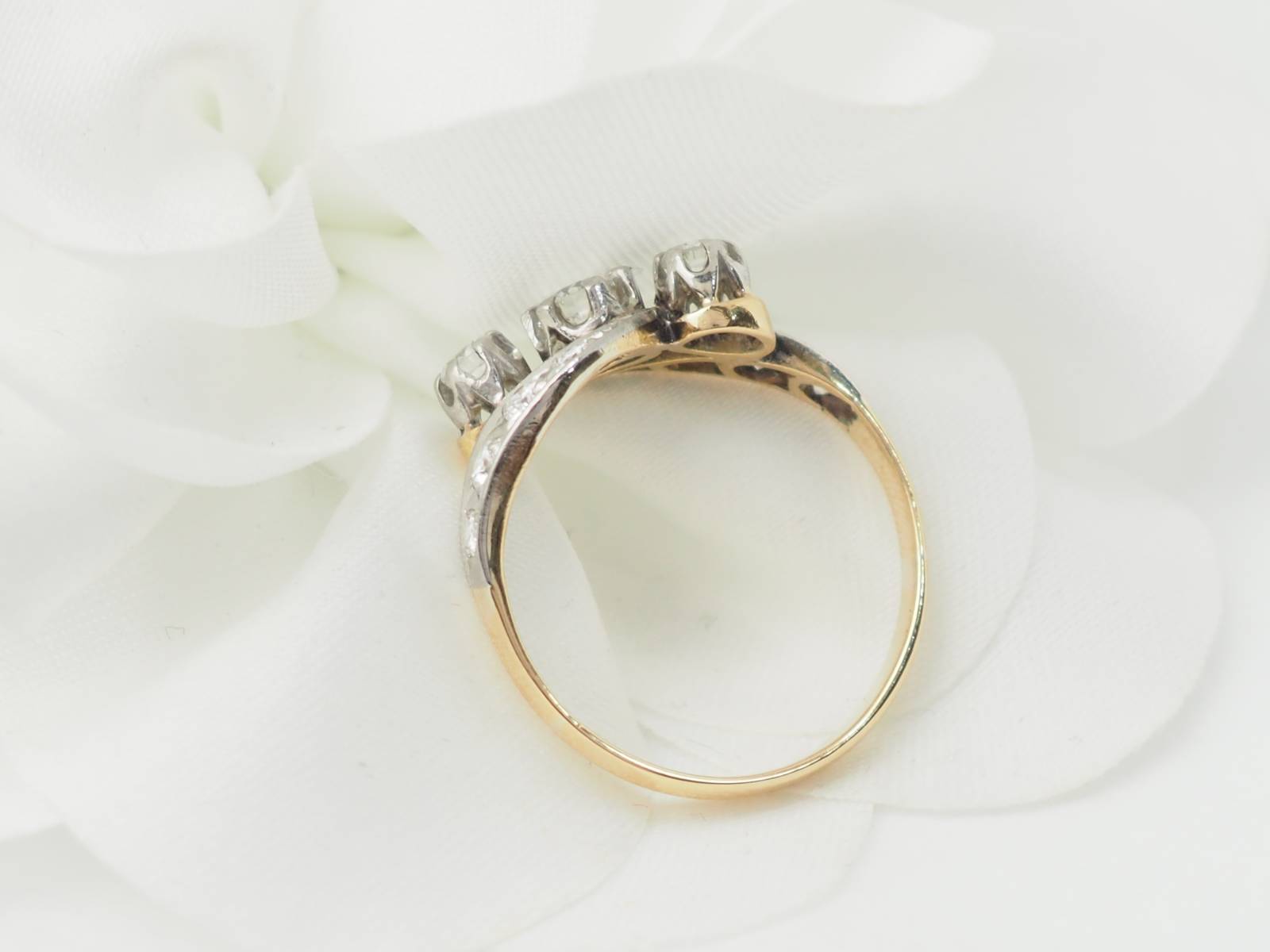 Bague ancienne en or bicolore et diamants