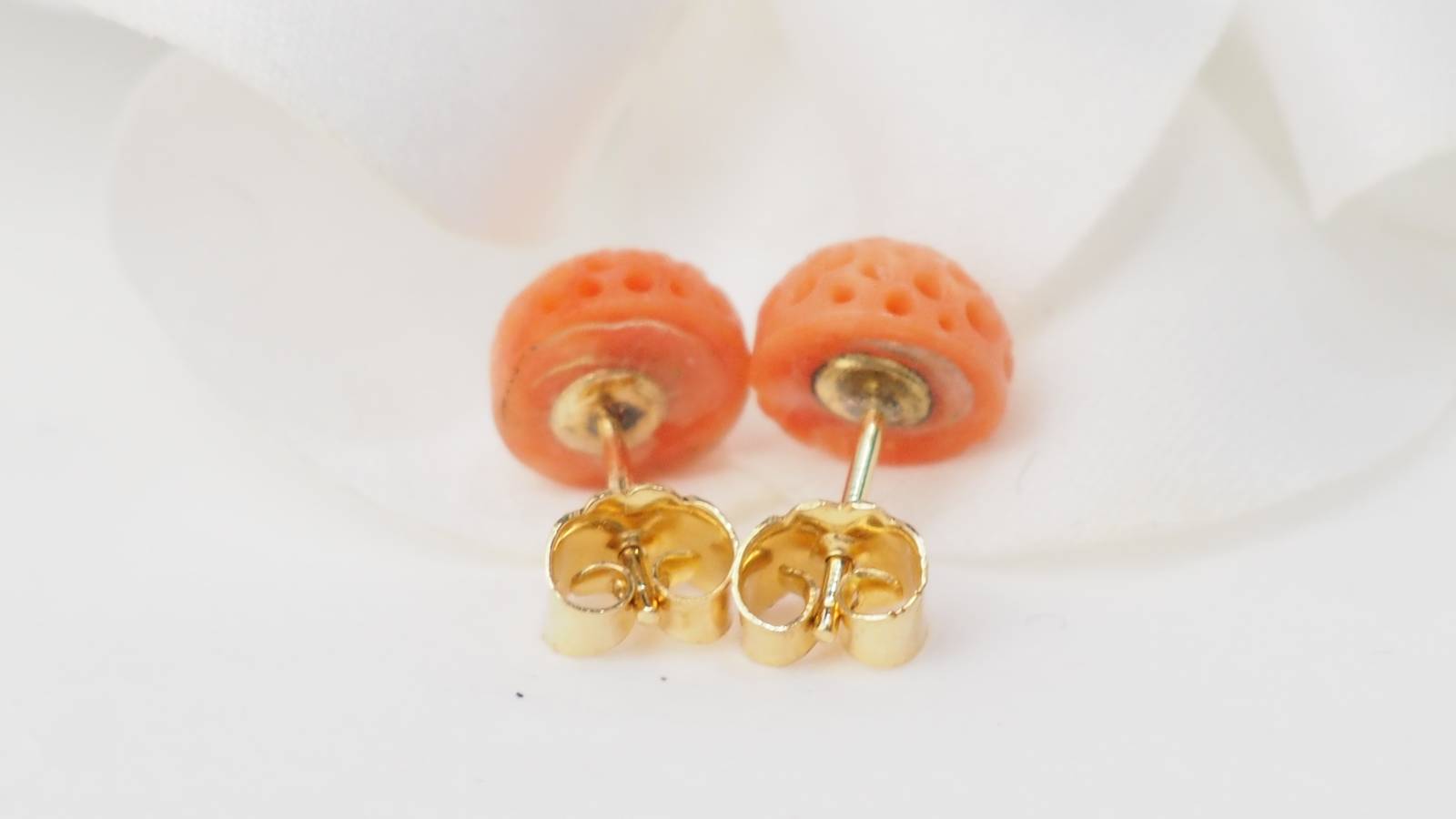 Boucles d'oreilles corail sculpté