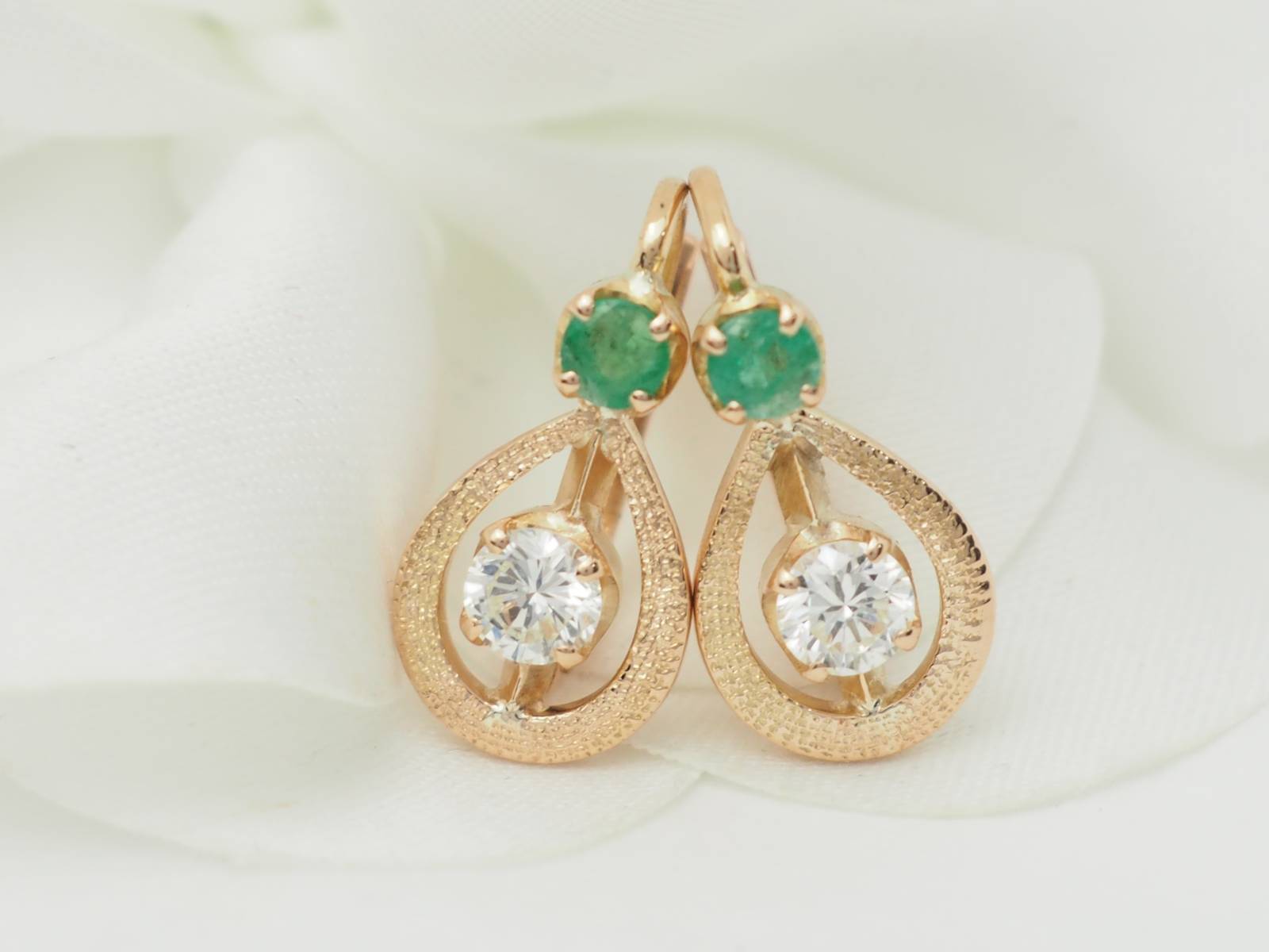 Boucles d'oreilles en or jaune, émeraudes et diamants